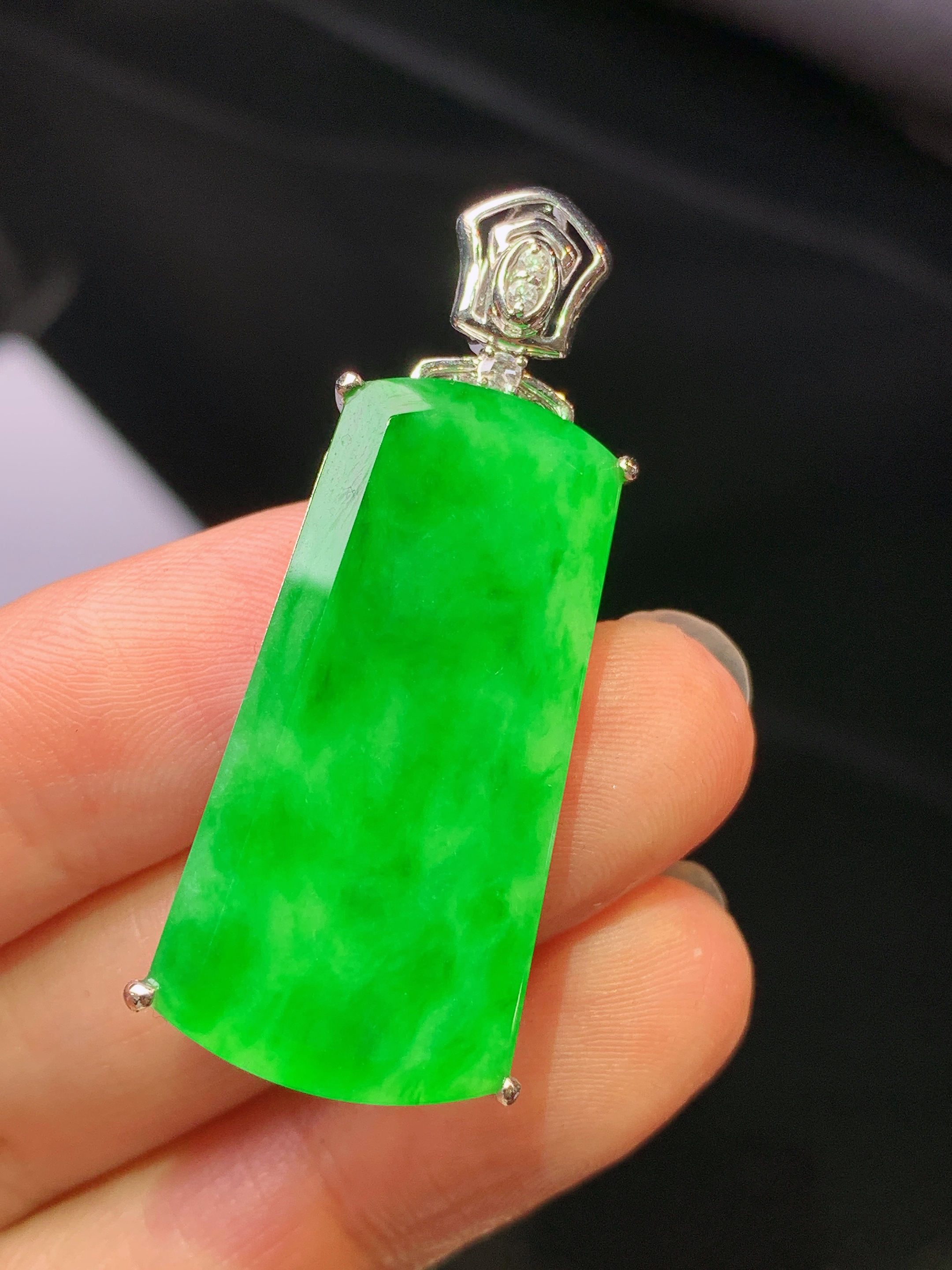 18k金钻镶嵌翠绿无事牌吊坠 玉质细腻 色泽艳丽清新 水润亮眼 整体尺寸42.8*15.8*7.3t4