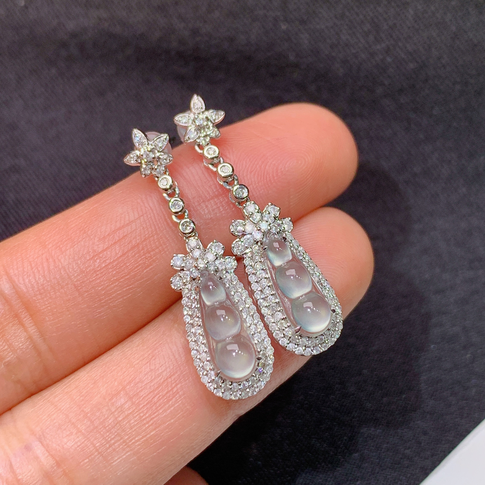 冰种福豆耳坠，18k金镶嵌，款式新颖，冰润细腻，种水足，Aq 尺寸11.1*3.6*2