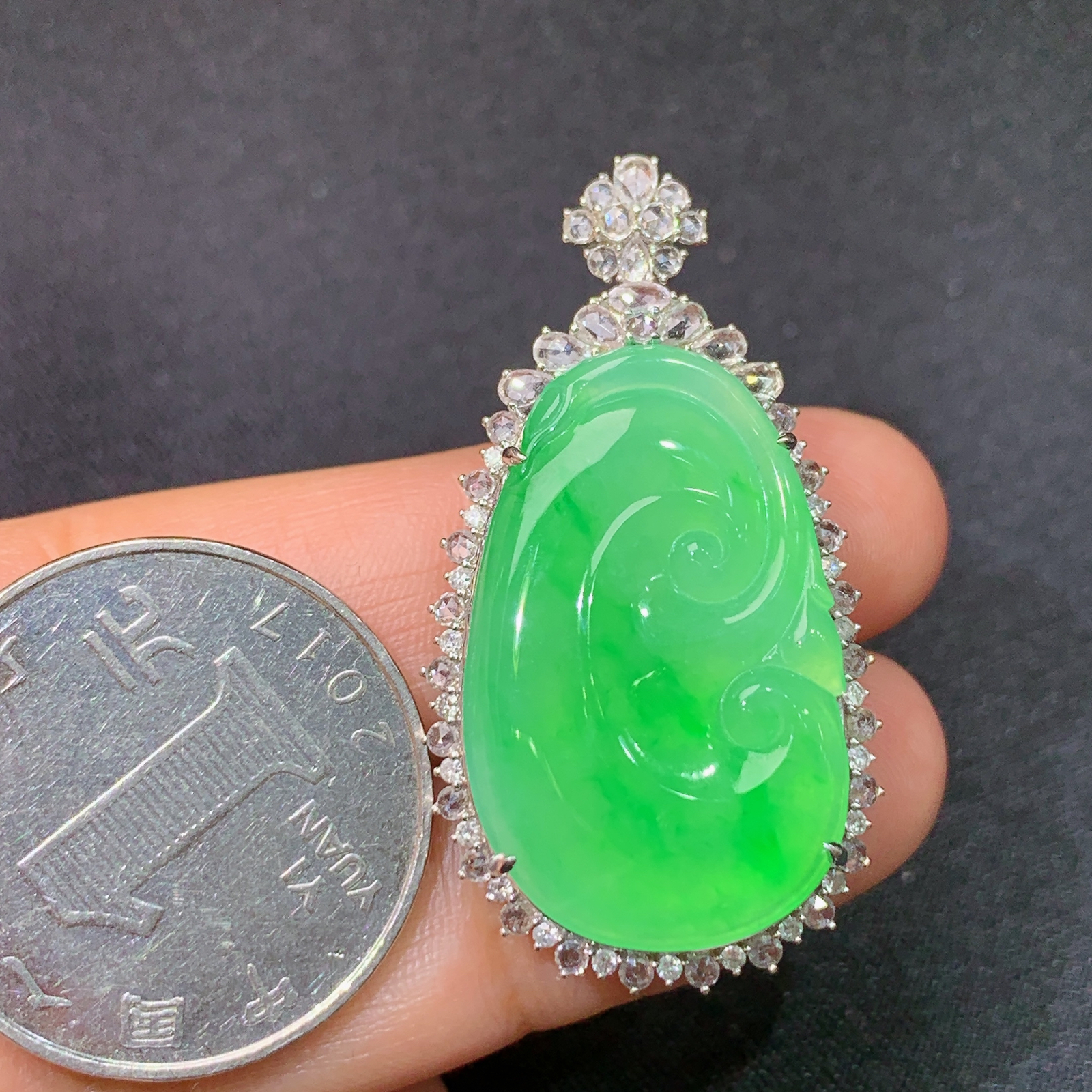 冰阳绿如意吊坠，18k金镶嵌，冰润色阳，玉质细腻，种水足，Cj 尺寸39*21.4*8.2