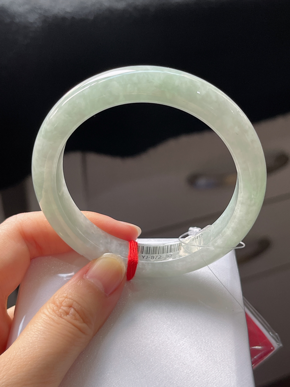 正圈55.7圈口，翡翠糯化种浅绿色手镯