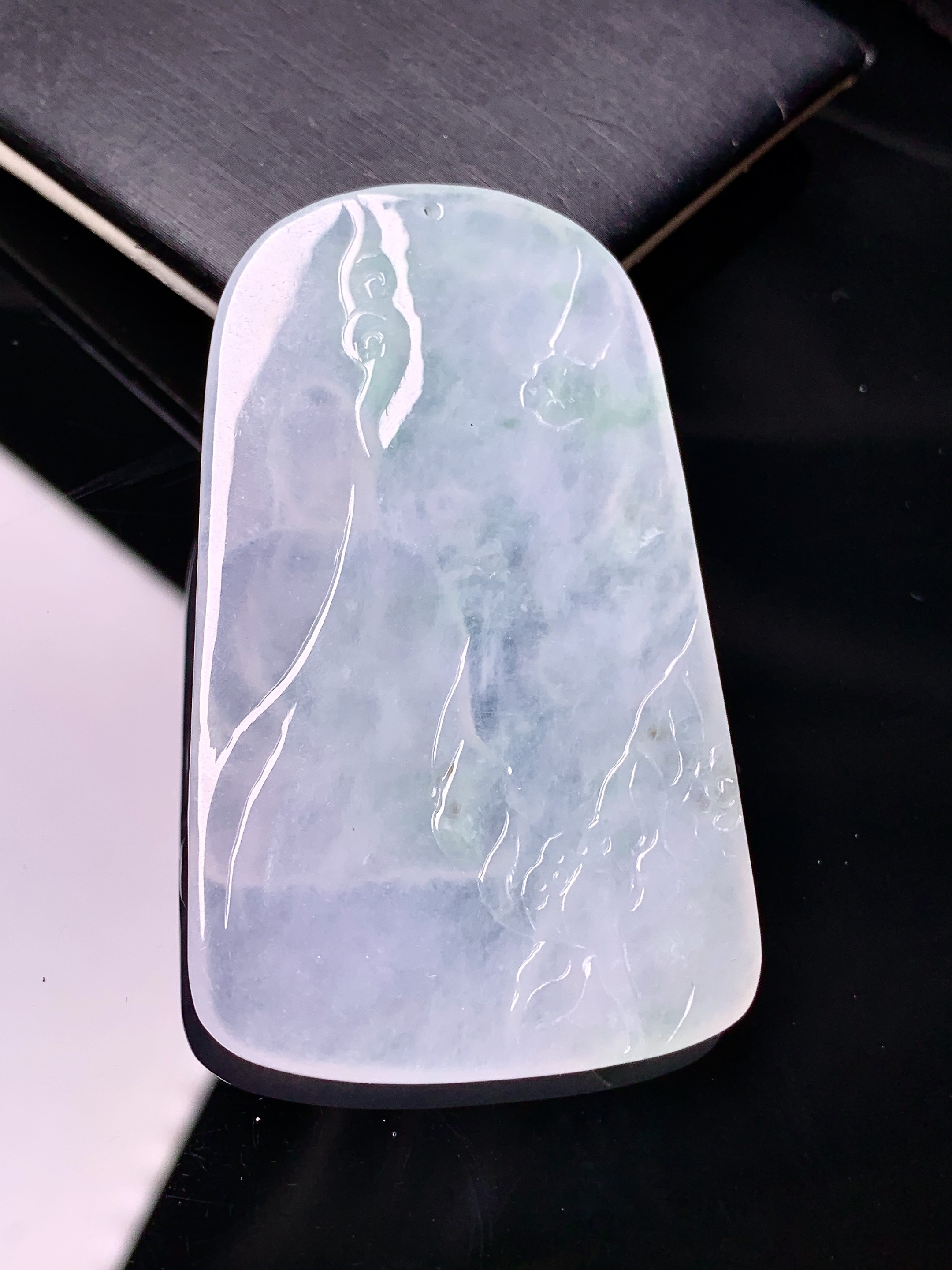 冰种大日如来吊坠 玉质细腻 色泽艳丽清新 水润亮眼 整体尺寸59.2*35.7*4.6d1