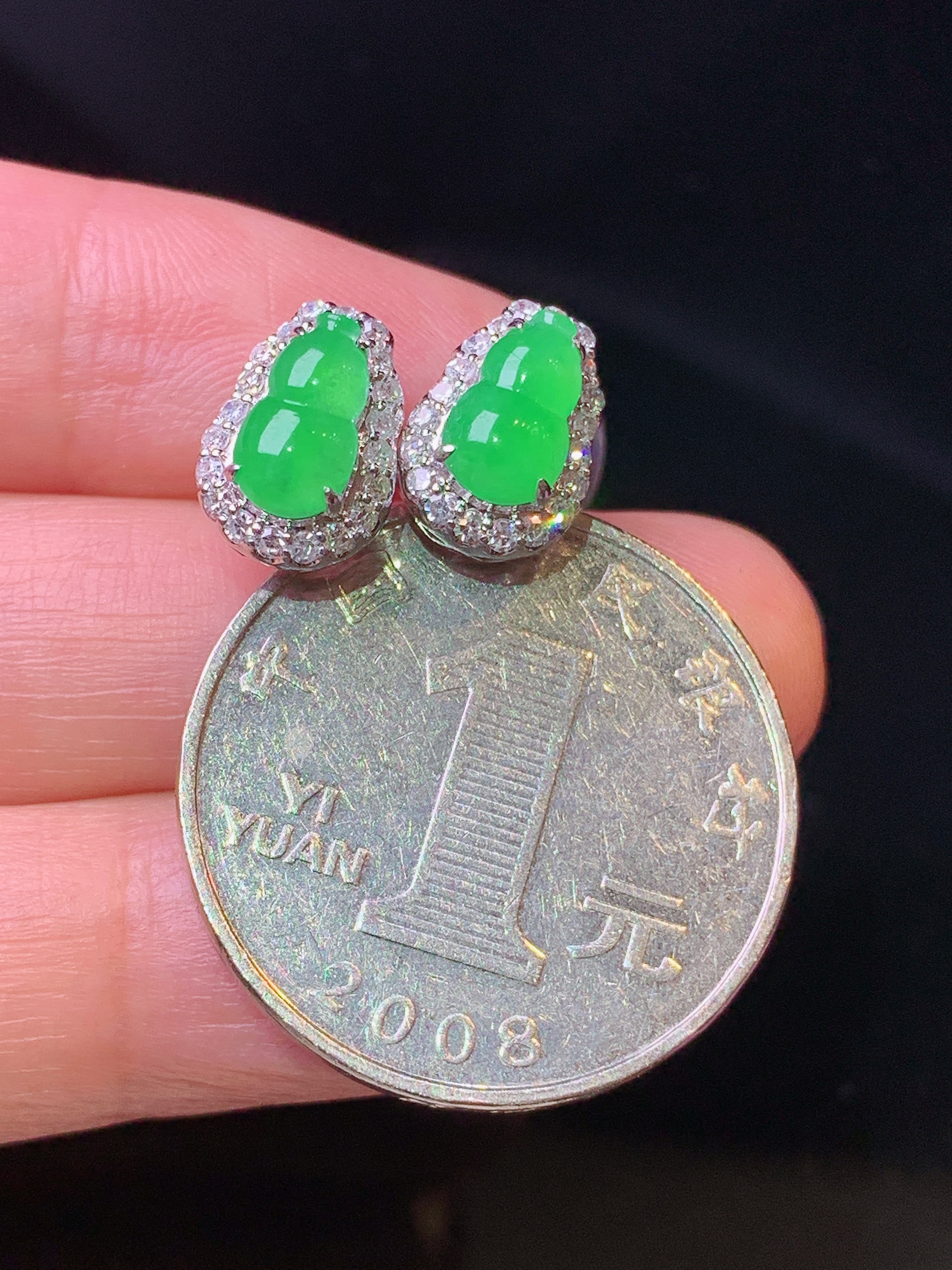 18k金钻镶嵌翠绿葫芦耳钉 玉质细腻 色泽艳丽清新 水润亮眼 整体尺寸11*7.8*6.2h1