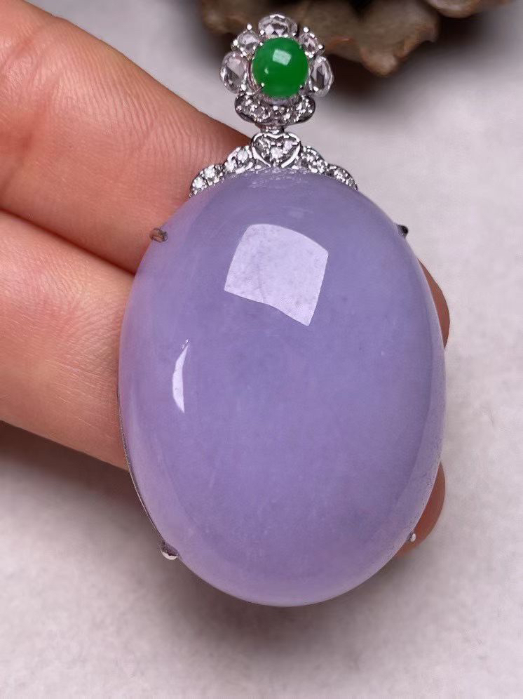 冰糯种紫罗兰鸽子蛋吊坠、真金真钻镶嵌，种水好，玉质细腻 .裸石尺寸26.2