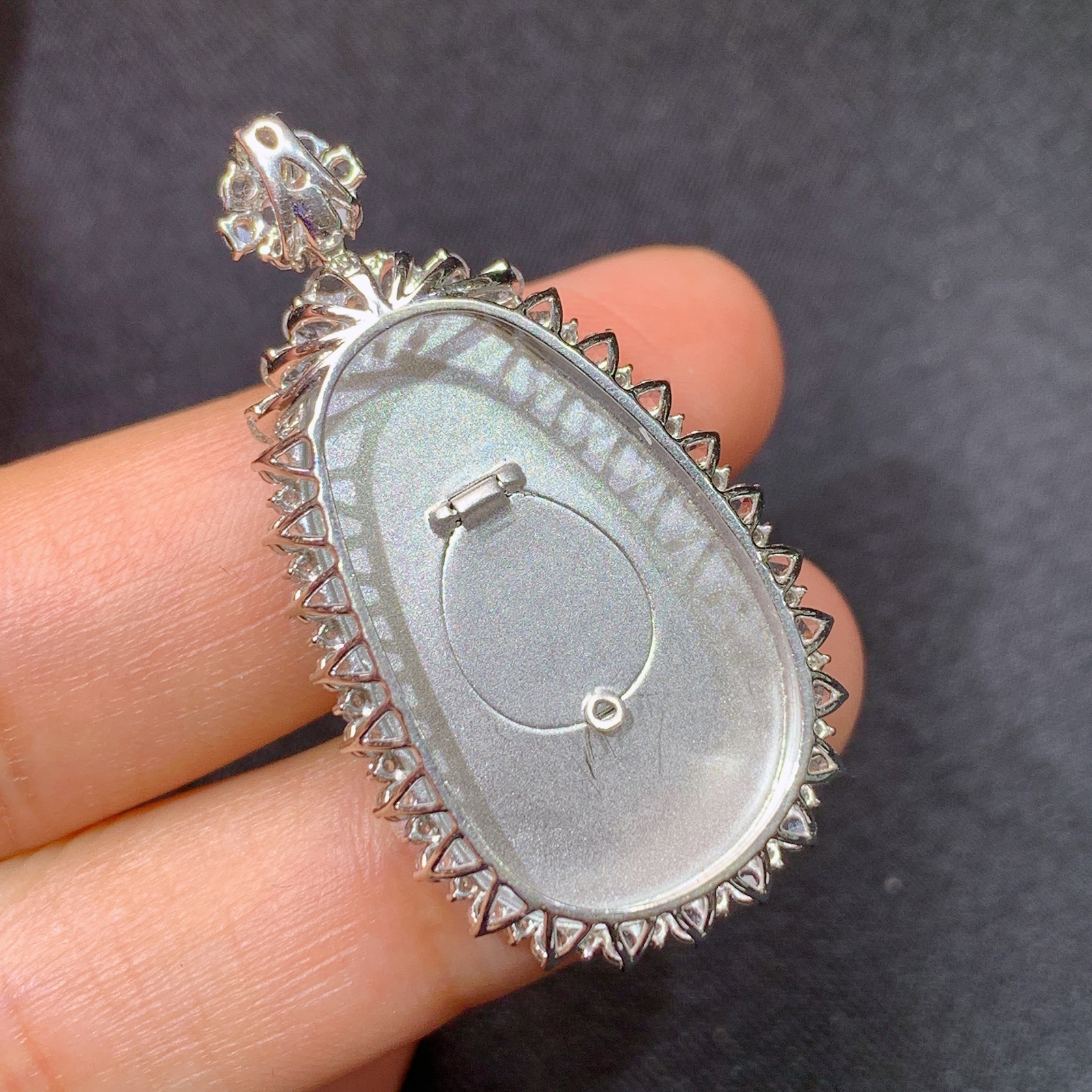 冰阳绿如意吊坠，18k金镶嵌，冰润色阳，玉质细腻，种水足，Cj 尺寸39*21.4*8.2