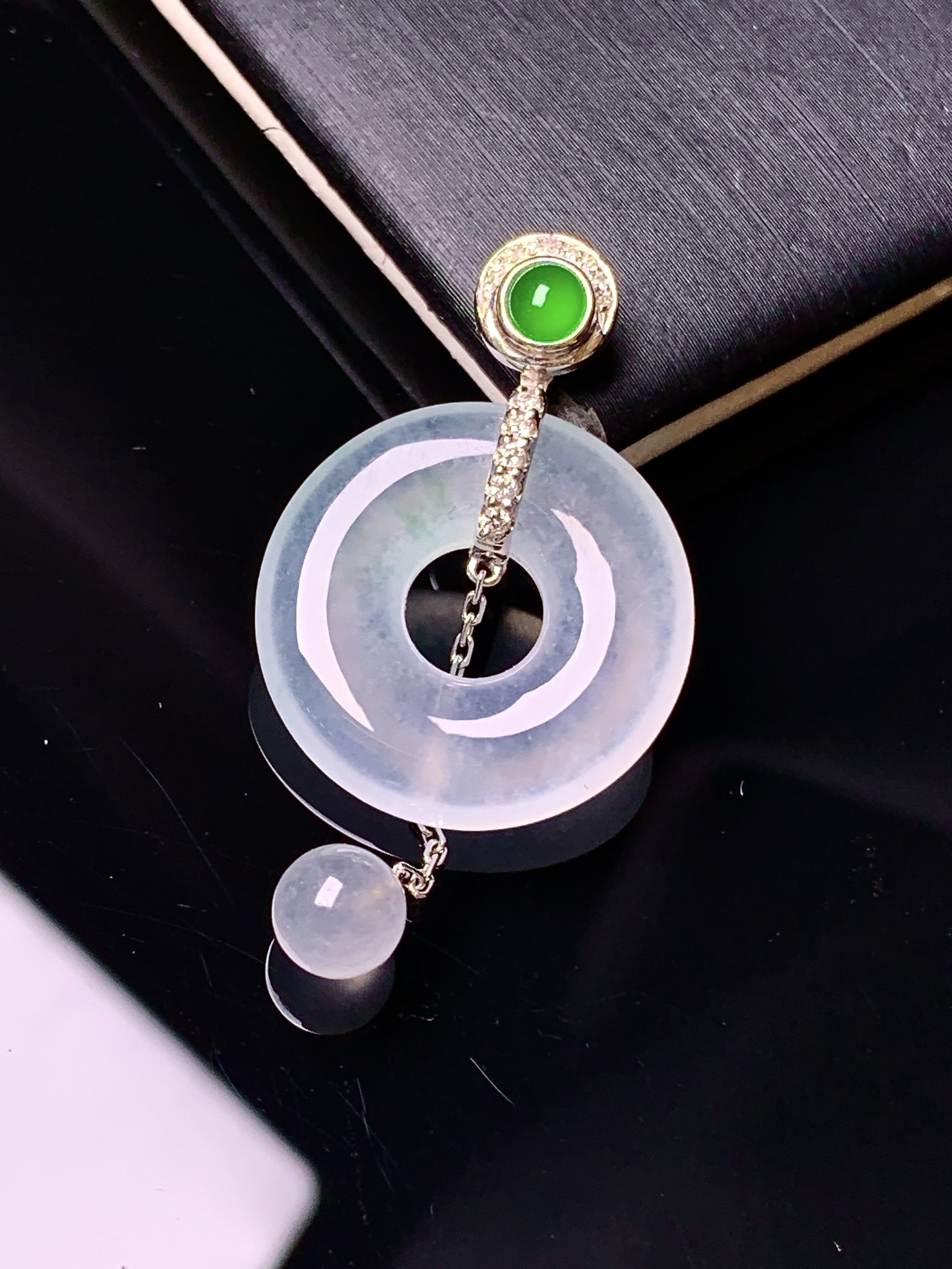 18k金钻镶嵌冰种平安扣吊坠 玉质细腻 色泽艳丽清新 水润亮眼 整体尺寸27*19.2*3.5L3