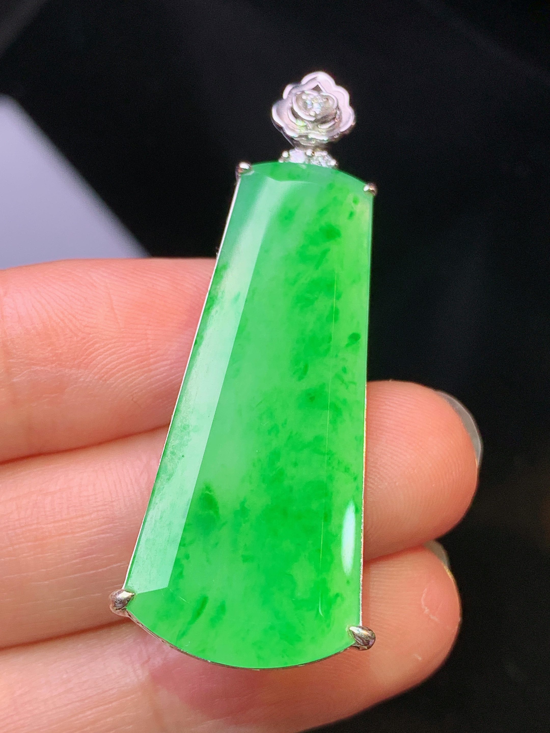 18k金钻镶嵌翠绿无事牌吊坠 玉质细腻 色泽艳丽清新 水润亮眼 整体尺寸47.5*15.8*6g1