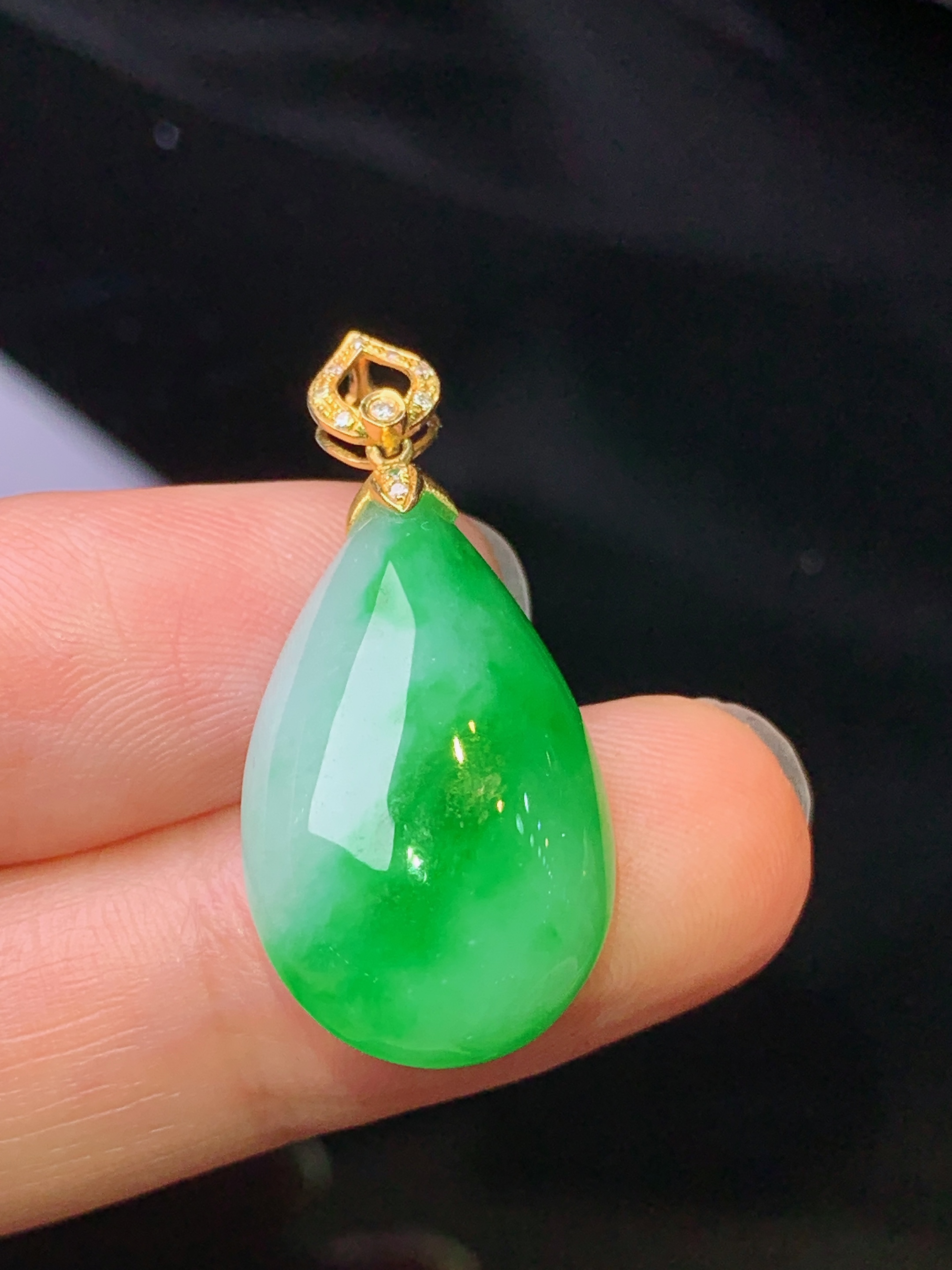 18k金钻镶嵌翠绿水滴吊坠 玉质细腻 色泽艳丽清新 水润亮眼 整体尺寸30*14.2*8.2x1