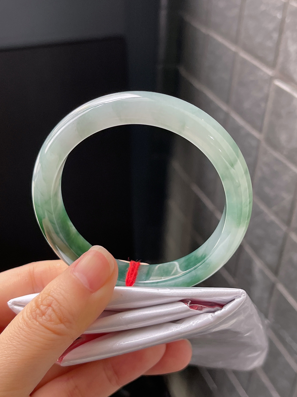 正圈54圈口，翡翠冰糯种飘绿手镯