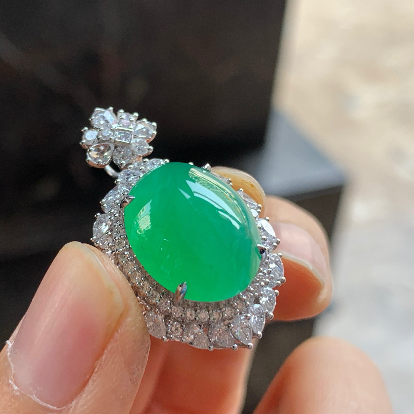 金钻镶嵌阳绿色吊坠^_^色阳 饱满 尺寸31.8-19.3-15.5mm 15.7-12.7-7.5