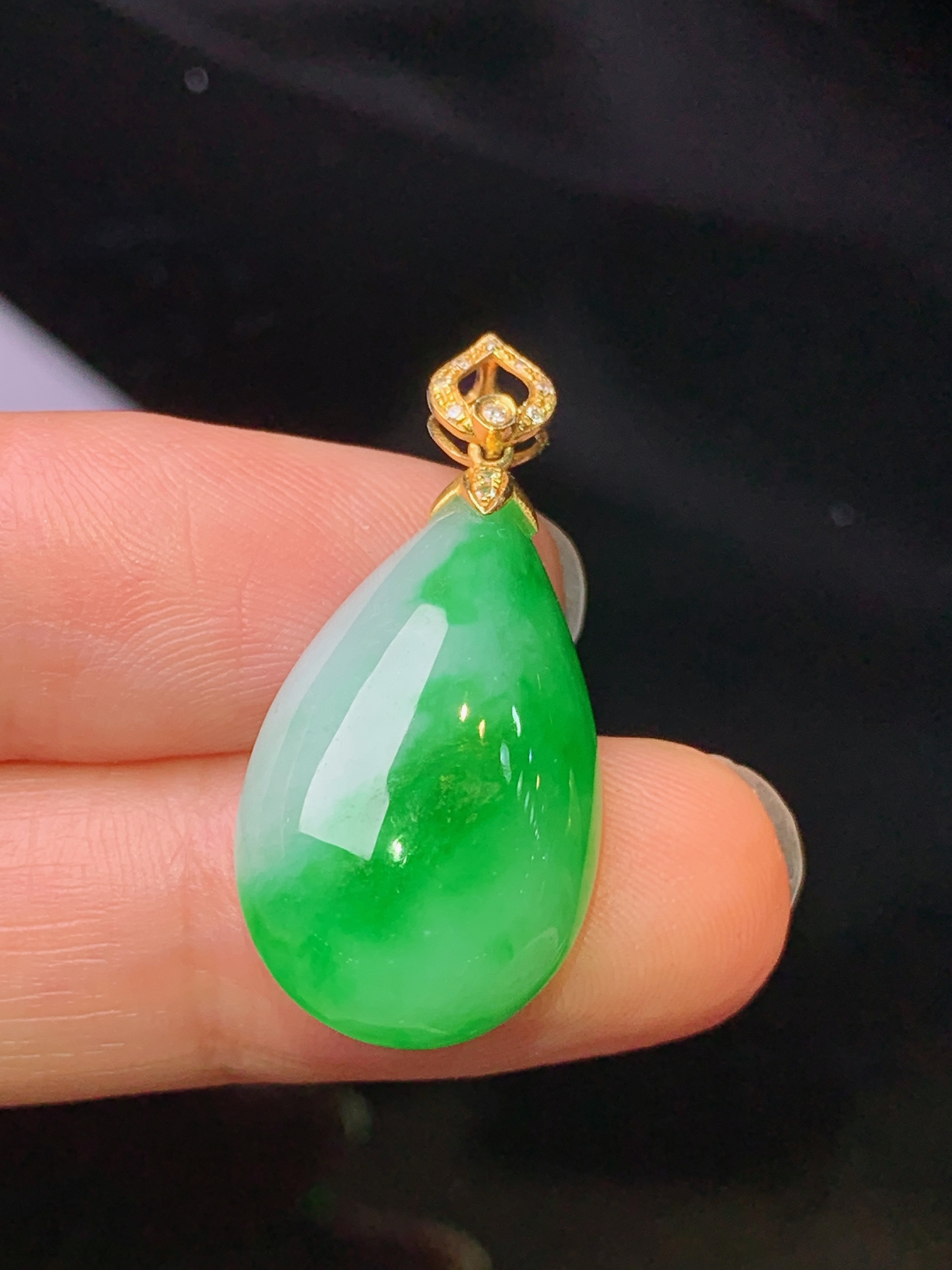 18k金钻镶嵌翠绿水滴吊坠 玉质细腻 色泽艳丽清新 水润亮眼 整体尺寸30*14.2*8.2x1