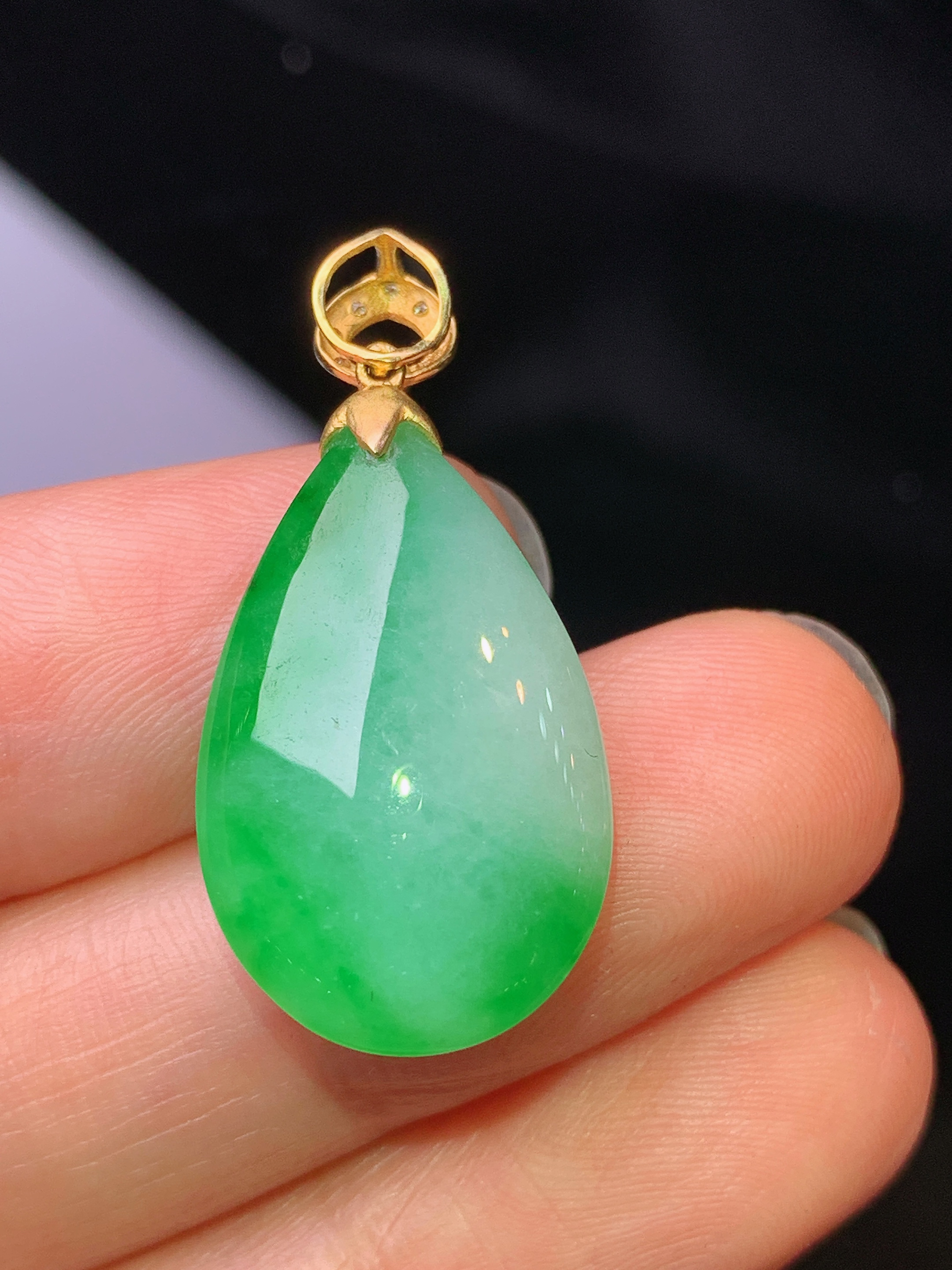 18k金钻镶嵌翠绿水滴吊坠 玉质细腻 色泽艳丽清新 水润亮眼 整体尺寸30*14.2*8.2x1