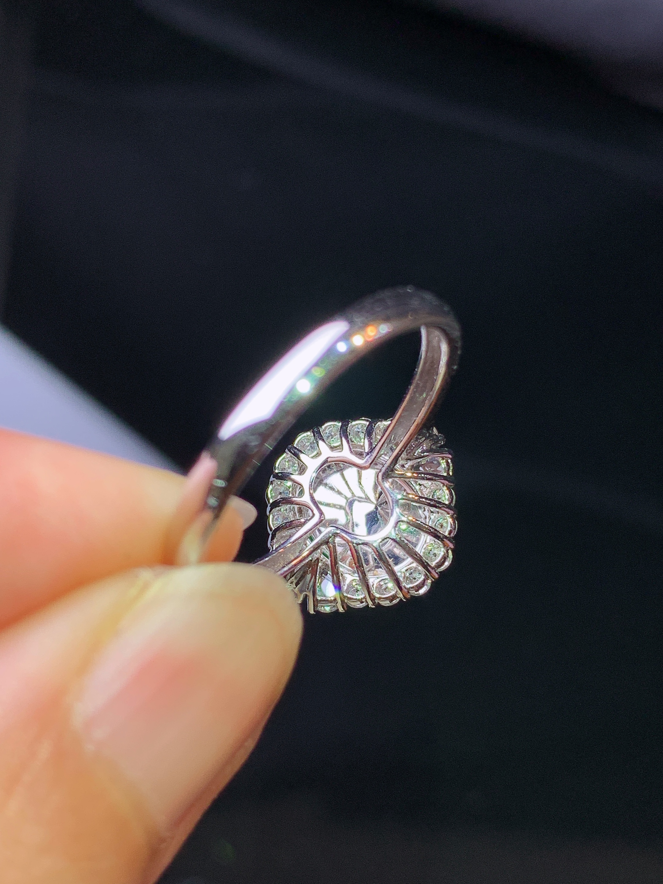 18k金钻镶嵌翠绿蛋面戒指 玉质细腻 色泽艳丽清新 水润亮眼 圈口14 整体尺寸12*12.8*8.6h1