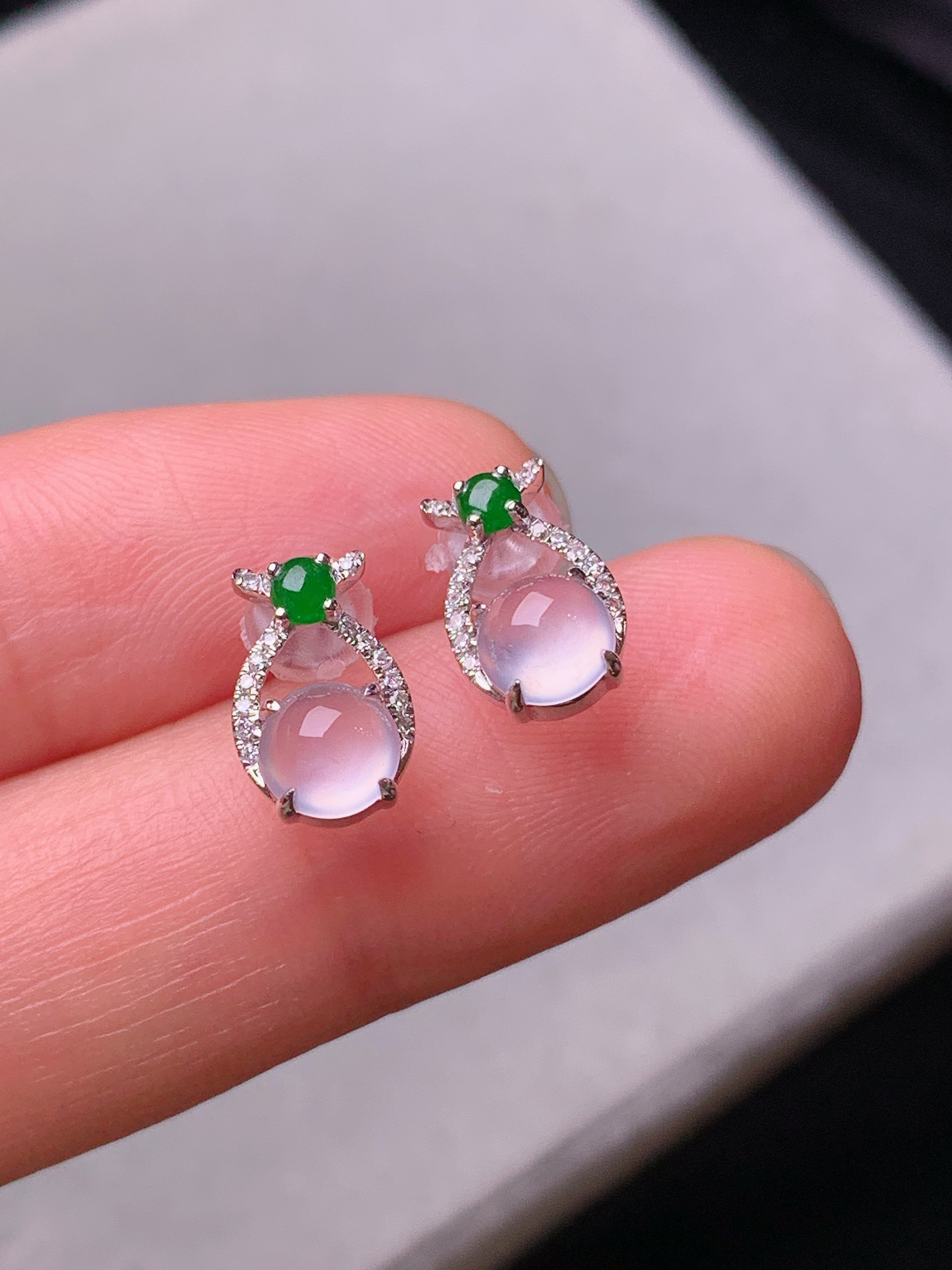 18k金钻镶嵌冰种蛋面耳钉 玉质细腻 色泽艳丽清新 水润亮眼 整体尺寸10.5*6.8*4.6b2