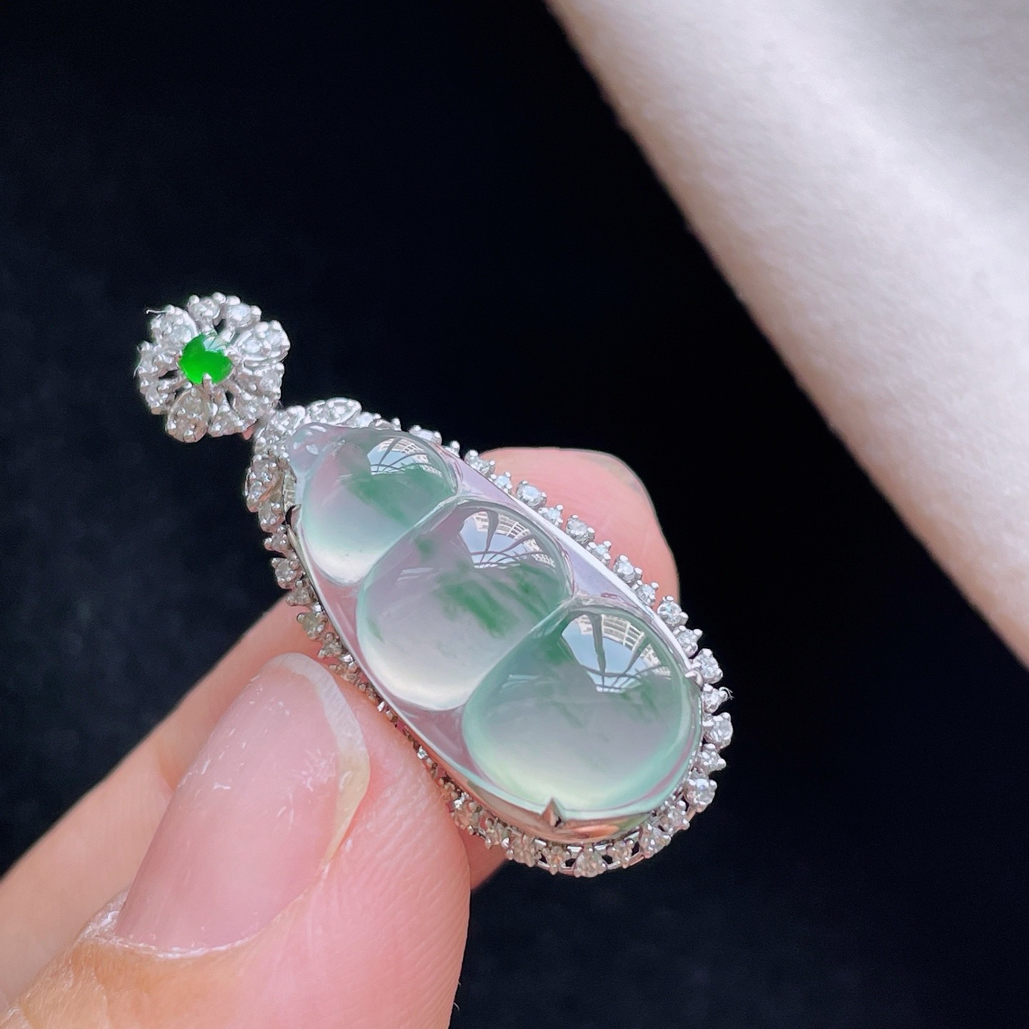 18K 冰种飘花·福豆

整31.6-12.9-10.1
裸21.1-10.4-4.3