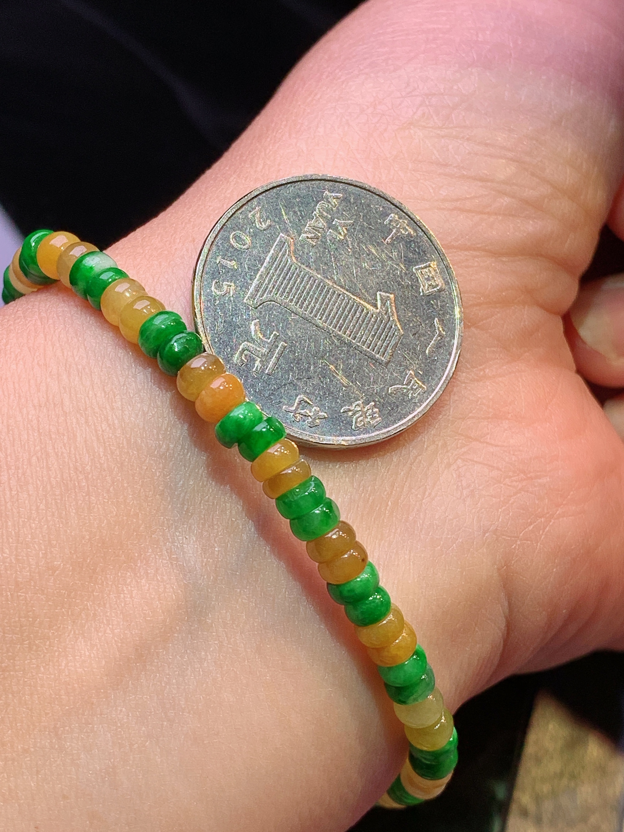 黄绿算盘珠手链 玉质细腻 色泽艳丽清新 水润亮眼 整体尺寸4.5*3w1