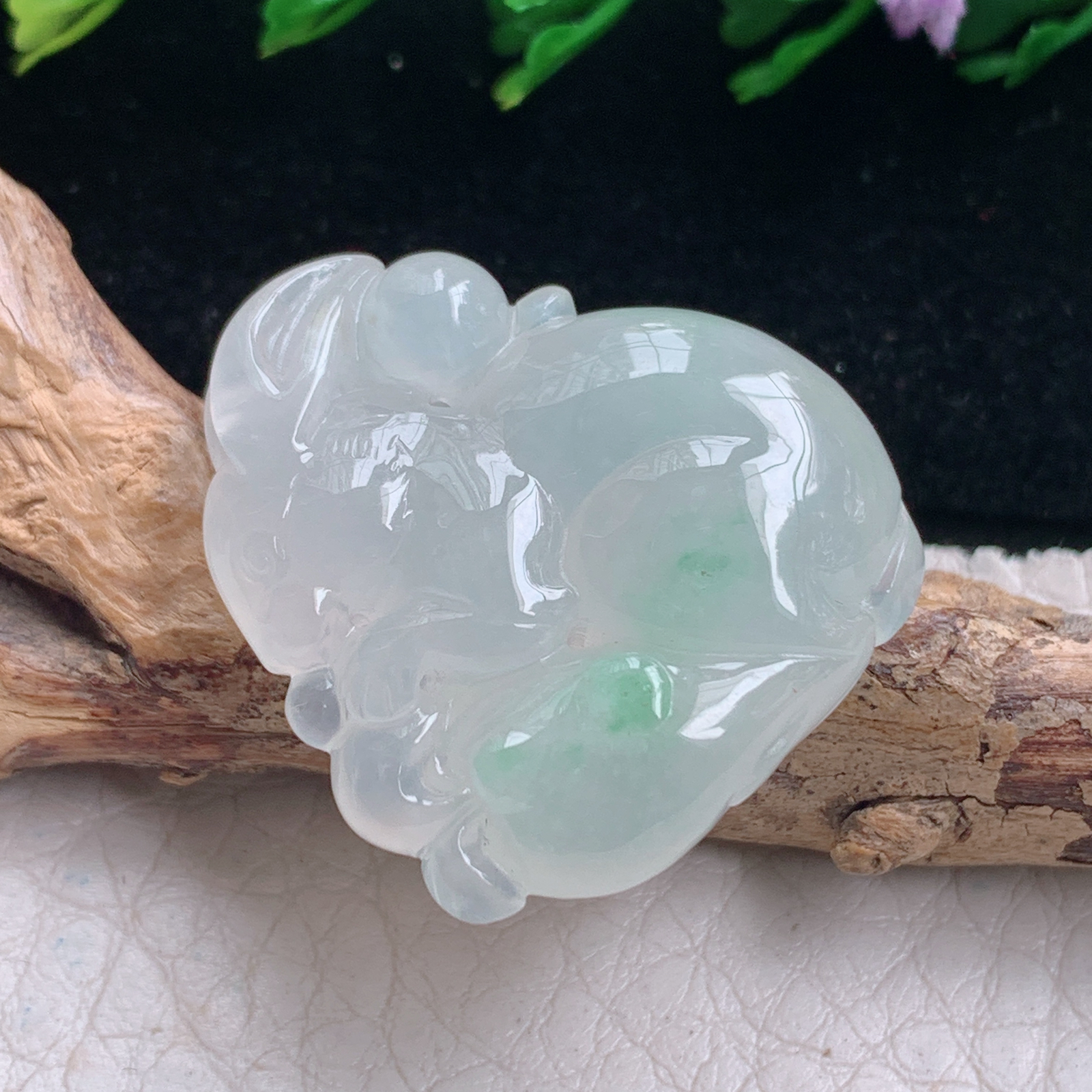 lz实拍26*24.2*8.8缅甸天然翡翠a货精雕冰胶飘绿立体兔 生肖兔玉吊坠 玉挂件