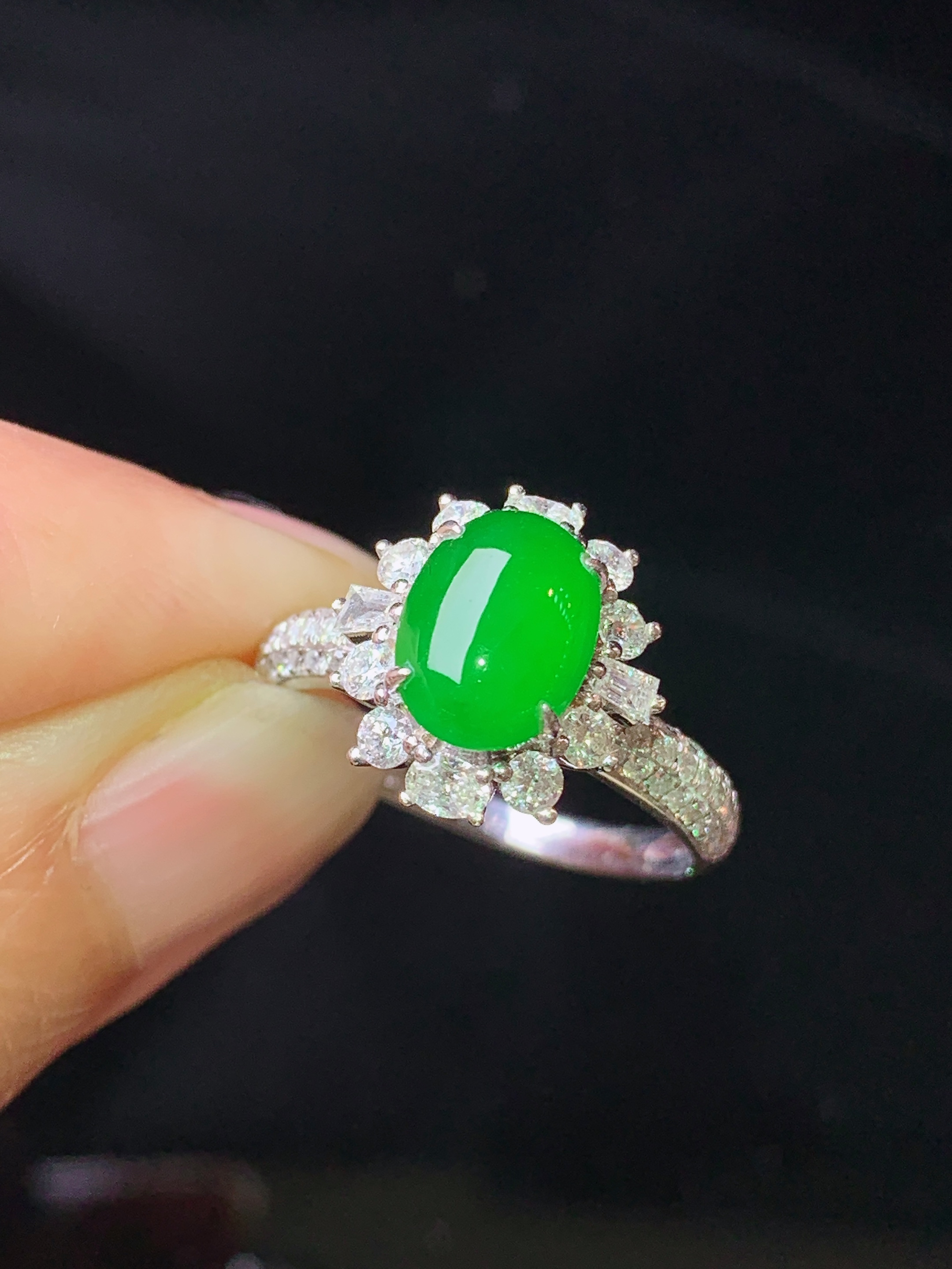 18k金钻镶嵌满绿蛋面戒指玉质细腻 色泽艳丽清新 水润亮眼 圈口14.5 整体尺寸12.7*12*8.5h1