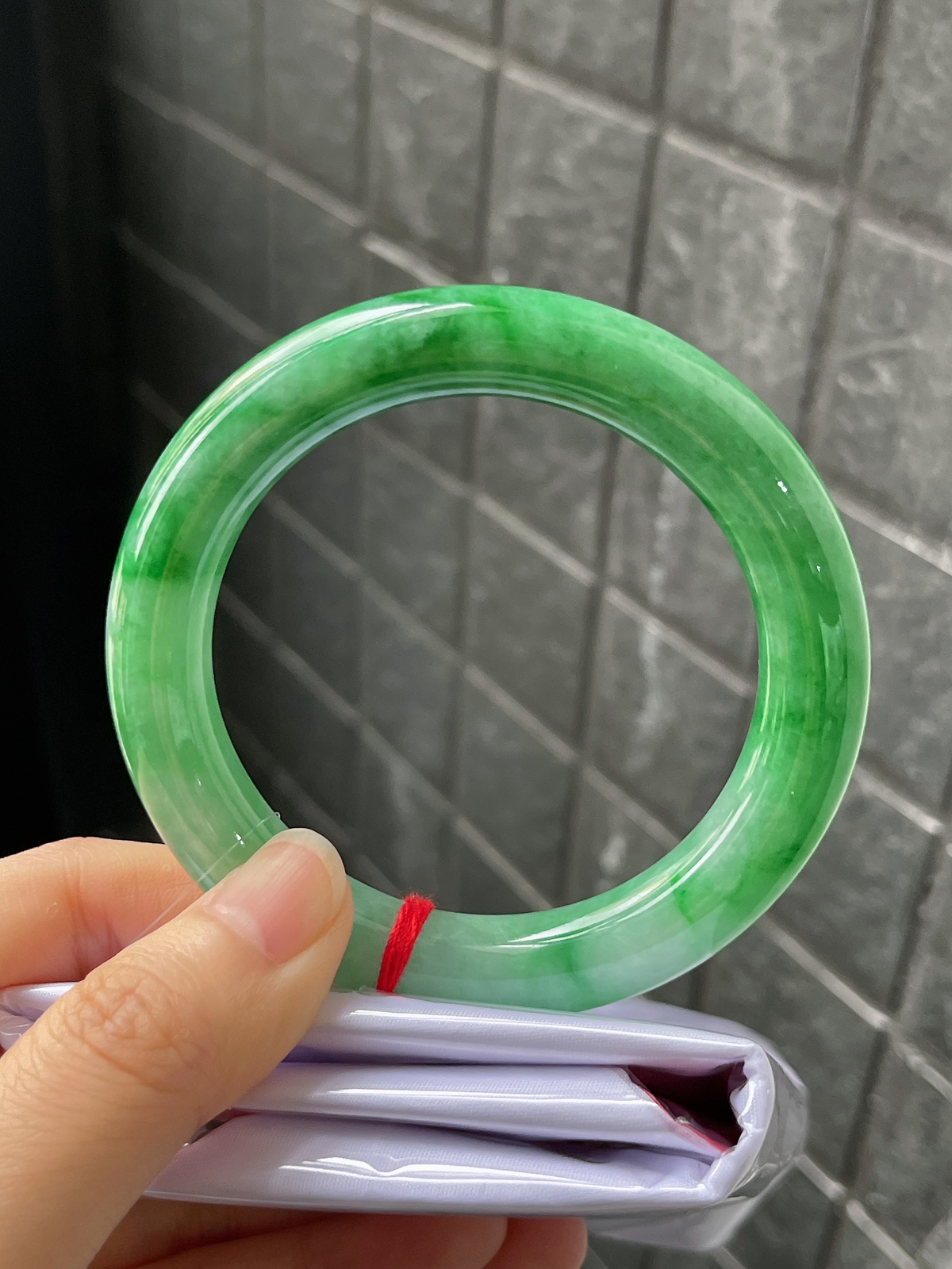 圆镯54.3圈口，翡翠糯化种绿色手镯