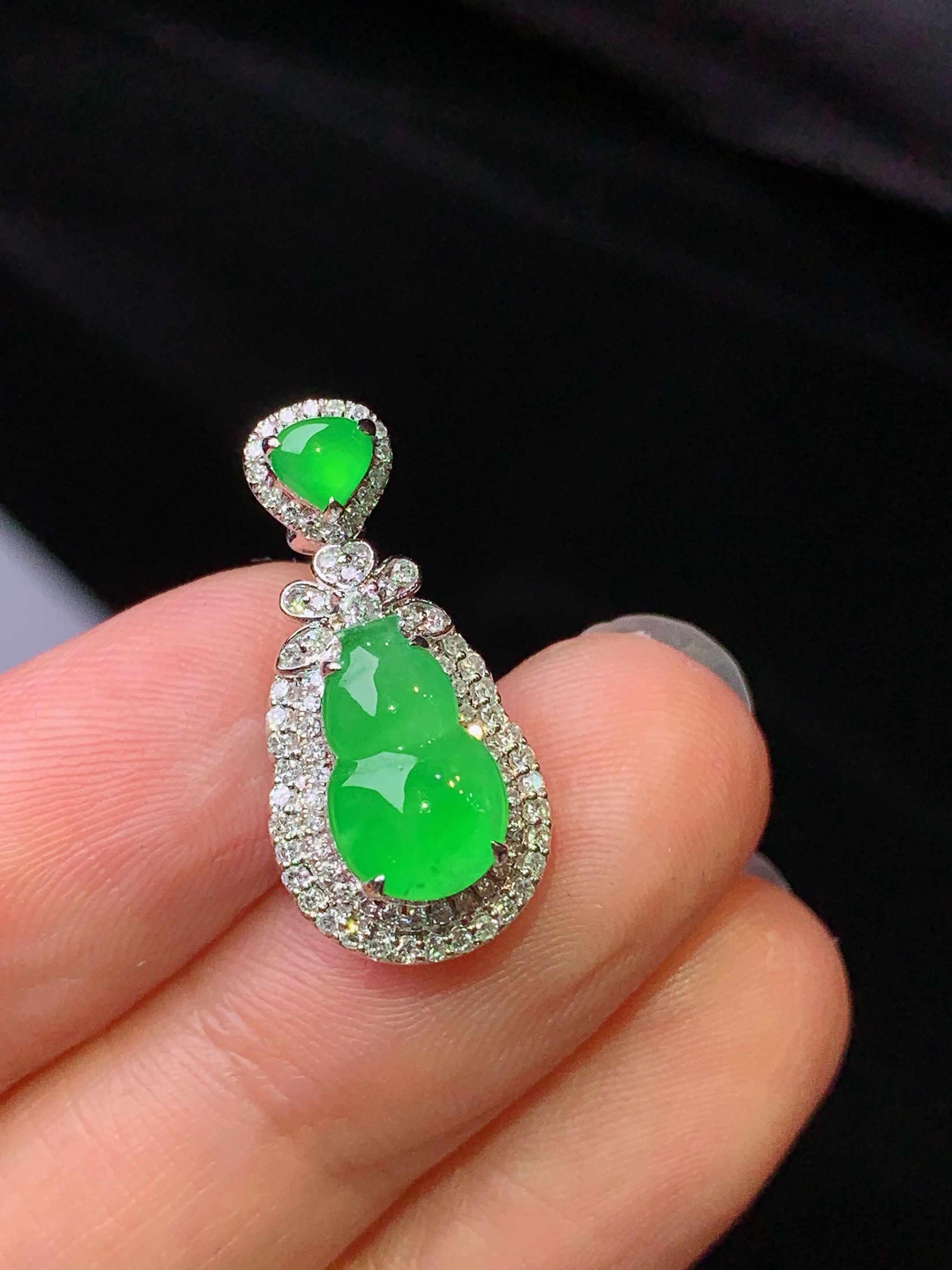 18k金钻镶嵌翠绿葫芦吊坠 玉质细腻 色泽艳丽清新 水润亮眼 整体尺寸22*10.8*8h1