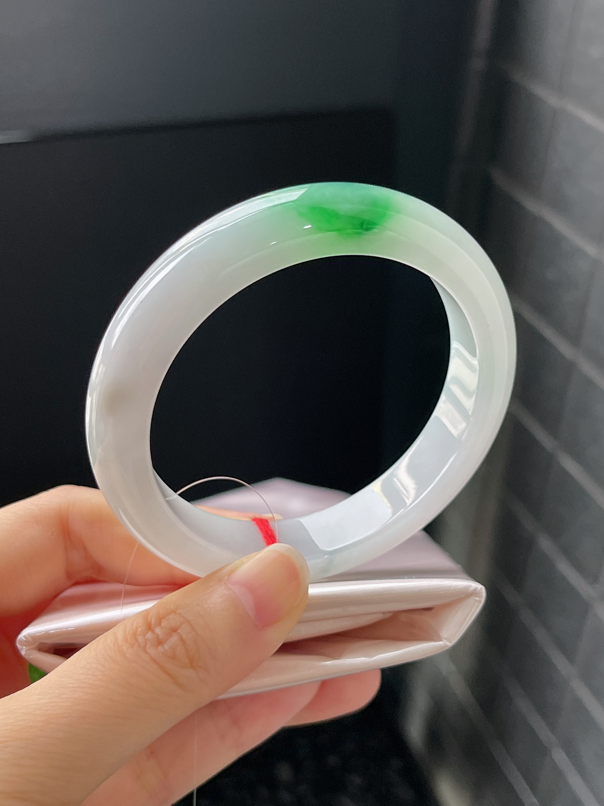 正圈55.5圈口，翡翠冰糯种飘绿手镯