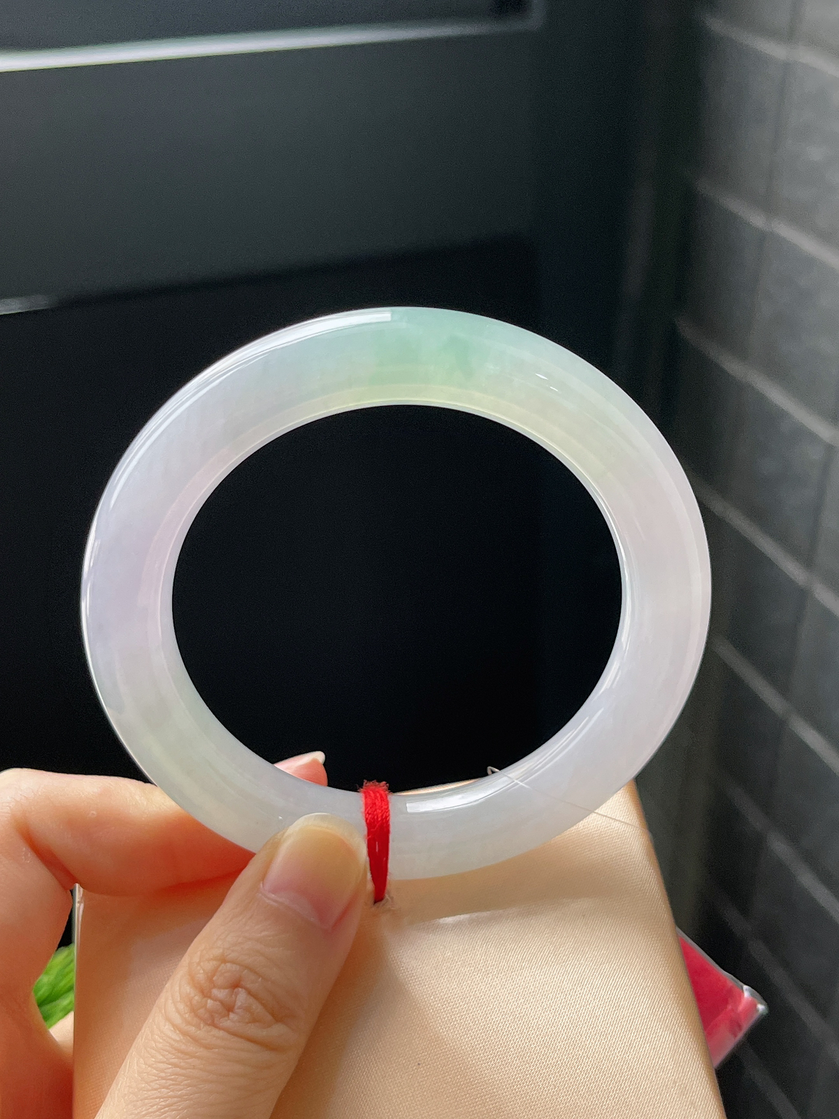 圆镯54.6圈口，翡翠冰糯种春带彩手镯