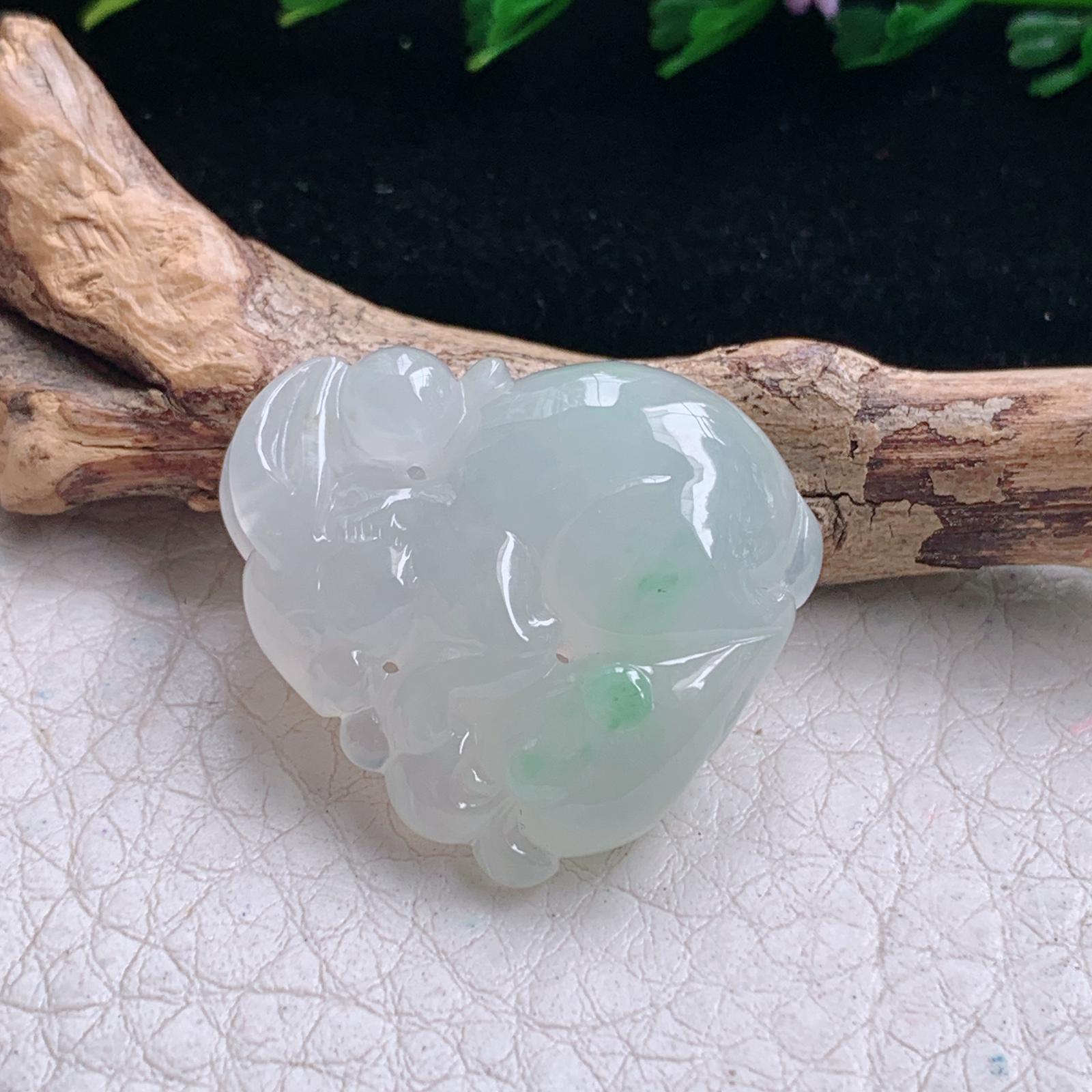 lz实拍26*24.2*8.8缅甸天然翡翠a货精雕冰胶飘绿立体兔 生肖兔玉吊坠 玉挂件