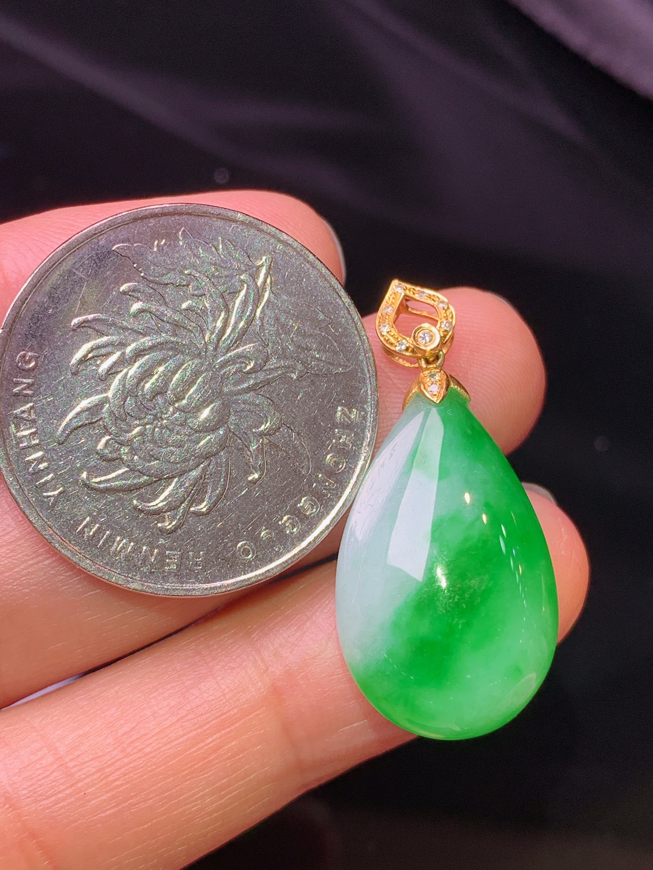 18k金钻镶嵌翠绿水滴吊坠 玉质细腻 色泽艳丽清新 水润亮眼 整体尺寸30*14.2*8.2x1