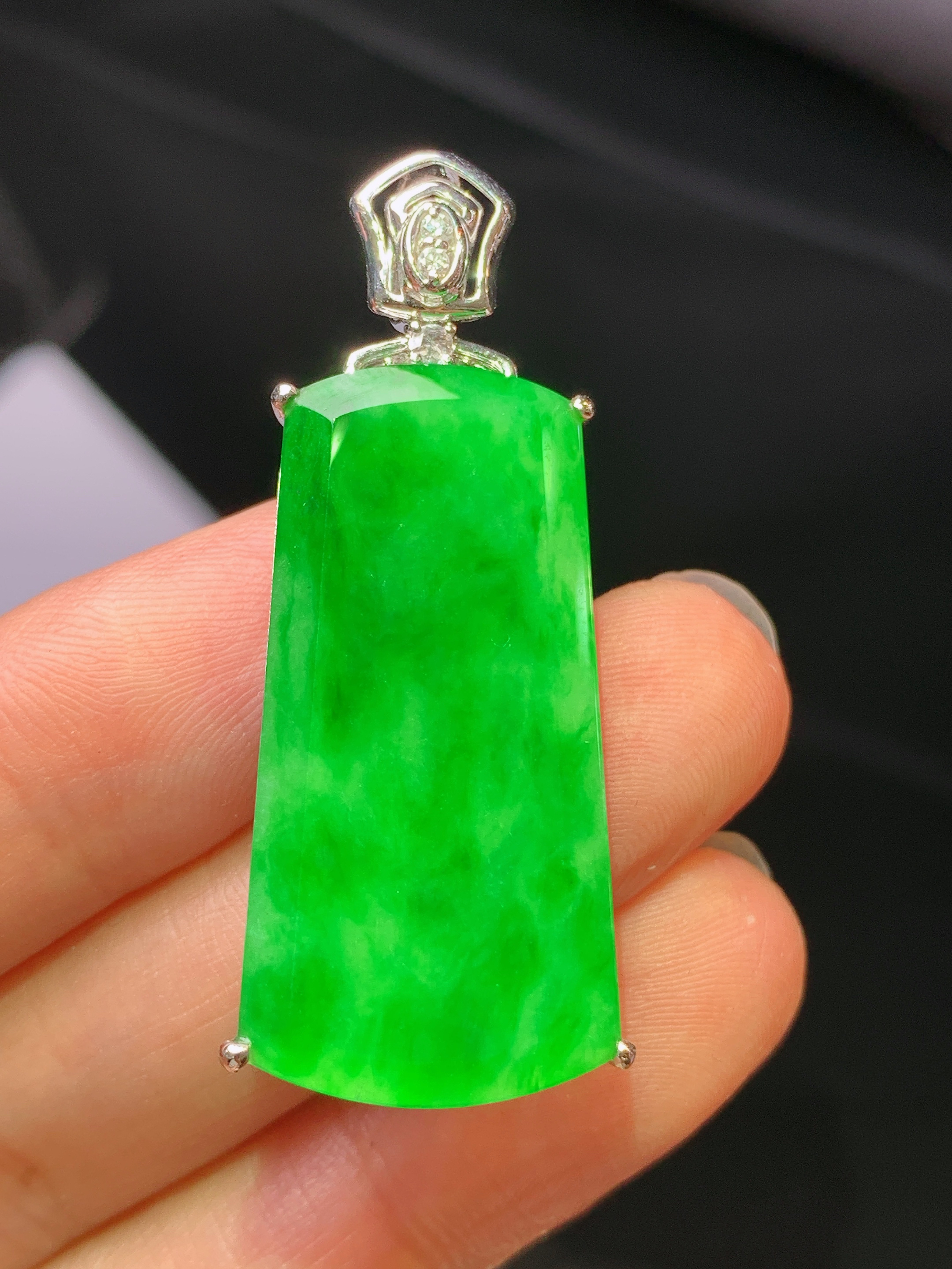 18k金钻镶嵌翠绿无事牌吊坠 玉质细腻 色泽艳丽清新 水润亮眼 整体尺寸42.8*15.8*7.3t4