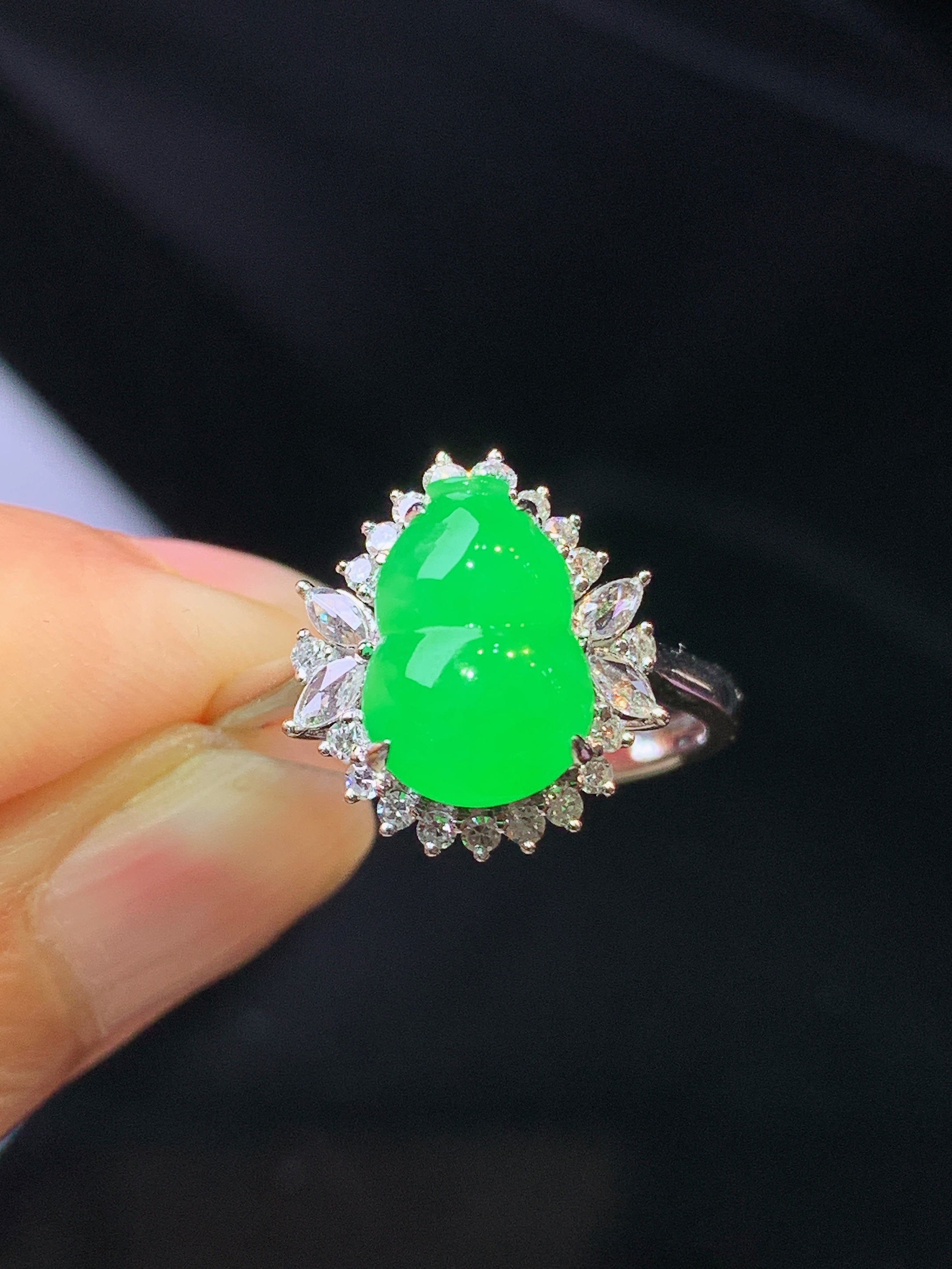 18k金钻镶嵌翠绿葫芦吊坠 玉质细腻 色泽艳丽清新 水润亮眼 圈口13.5 整体尺寸13.6*12.