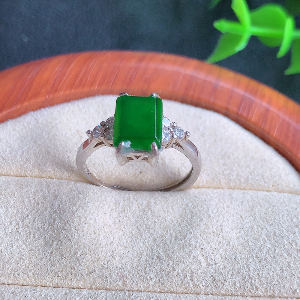 冰润满绿精美环形翡翠戒指  玉质细腻  冰清玉润  飘花灵动  颜色漂亮  W481.18   内径