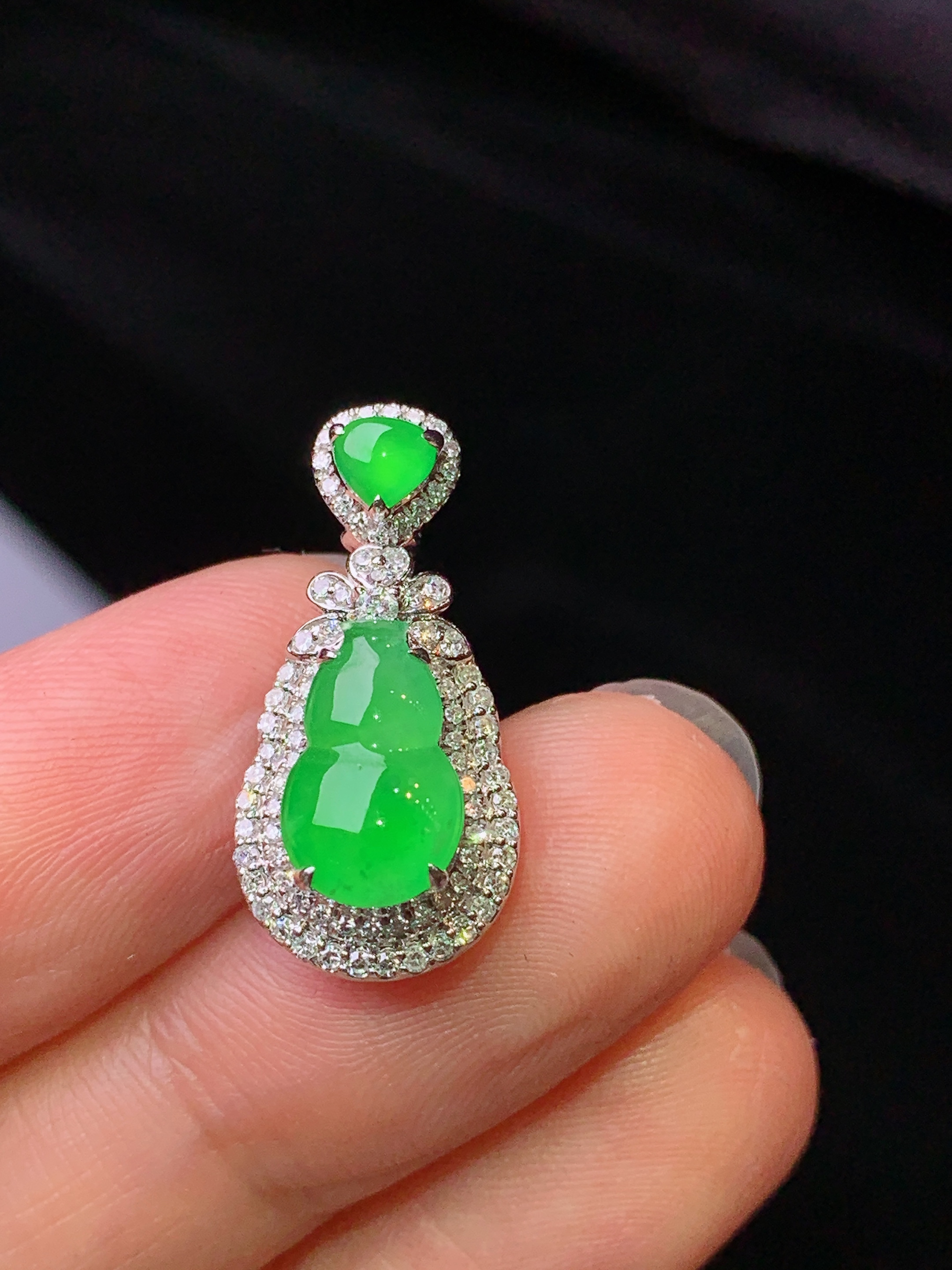 18k金钻镶嵌翠绿葫芦吊坠 玉质细腻 色泽艳丽清新 水润亮眼 整体尺寸22*10.8*8h1