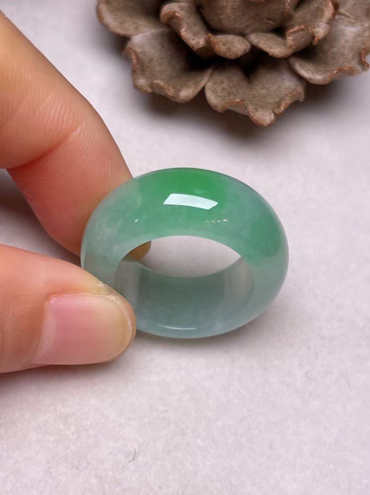 冰糯种飘绿【指环】种水好，玉质细腻 ，卖相好‘