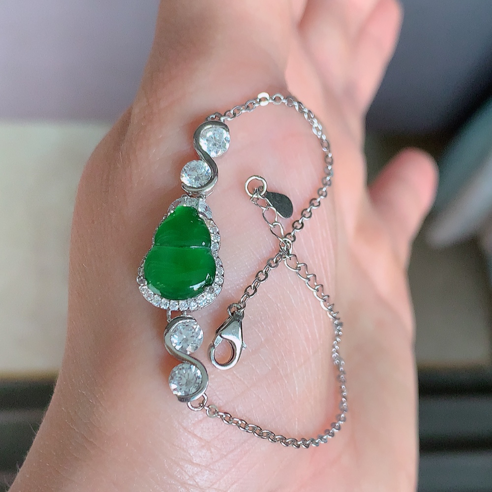 冰透满绿翡翠925银镶嵌葫芦手链，自然光实拍，翠色灵动，颜色漂亮，种老水足，品相佳，佩戴佳品！W481.18  整体尺寸：14.8-10.6-5.6mm  裸石尺寸：11.5-8.5mm