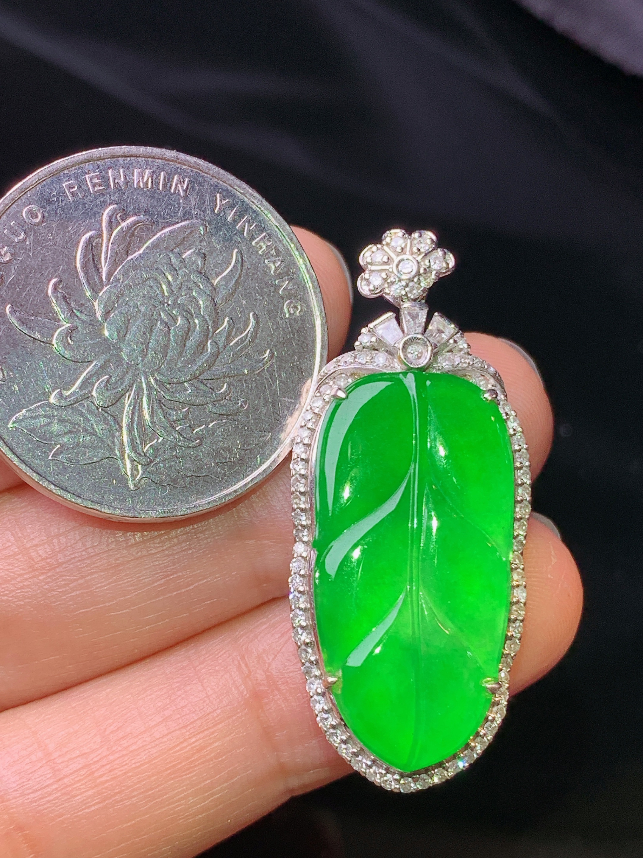 18k金钻镶嵌翠绿树叶吊坠 玉质细腻 色泽艳丽清新 水润亮眼 整体尺寸36.5*15.7*6.8b2