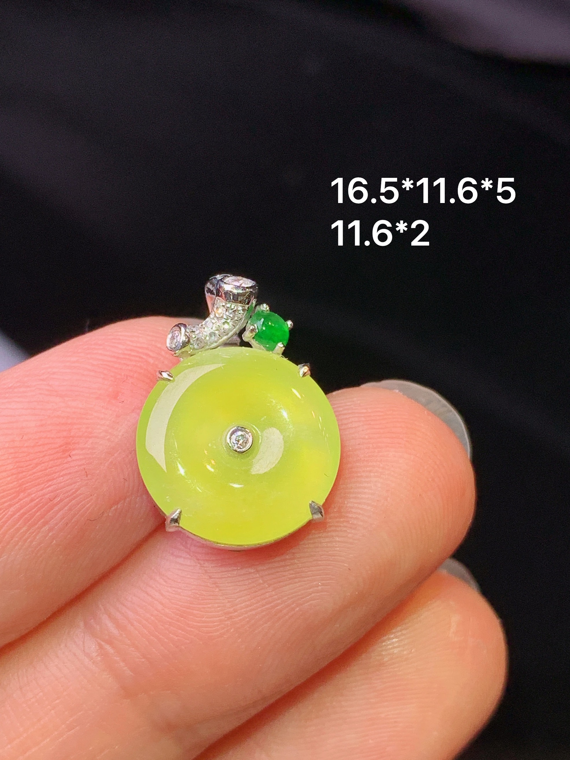 18k金钻镶嵌黄翡平安扣吊坠 玉质细腻 色泽艳丽清新 水润亮眼 整体尺寸16.5*11.6*5L3