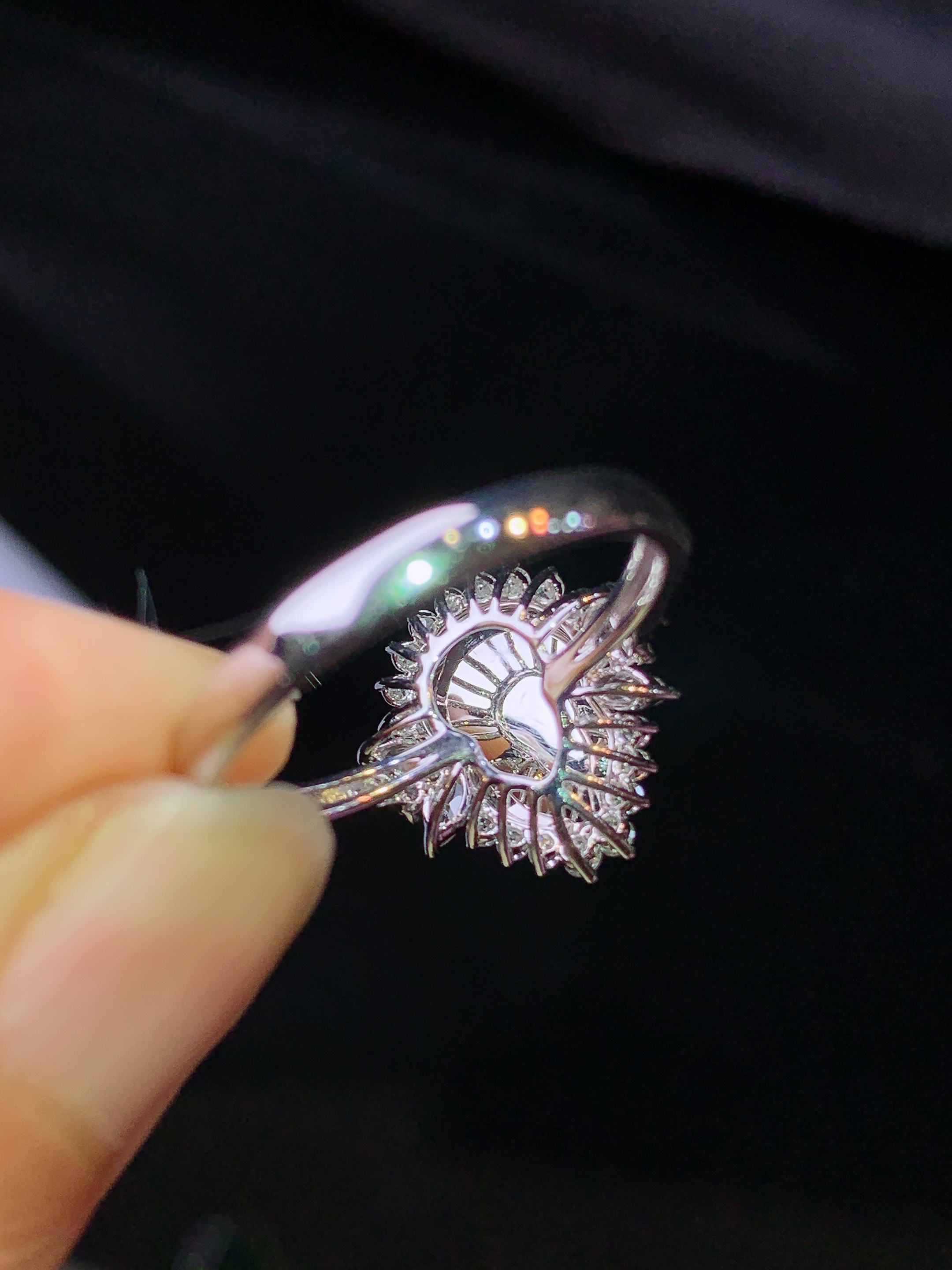 18k金钻镶嵌翠绿葫芦吊坠 玉质细腻 色泽艳丽清新 水润亮眼 圈口13.5 整体尺寸13.6*12.6*7.7h1