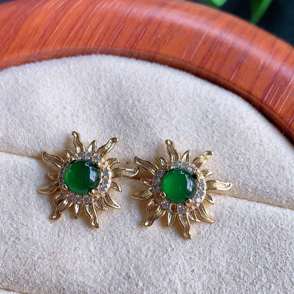 冰润满绿翡翠925银镶嵌耳钉，自然光实拍，翠色灵动，颜色漂亮，种老水足，品相佳，佩戴佳品！W481.