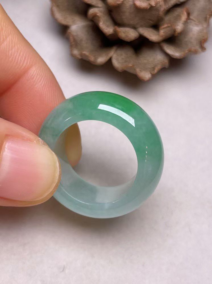 冰糯种飘绿【指环】种水好，玉质细腻 ，卖相好‘
