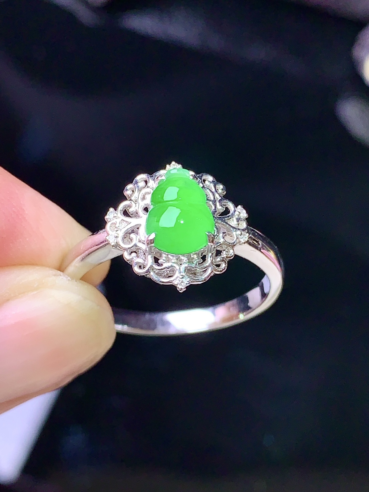 18k金钻镶嵌翠绿葫芦戒指 玉质细腻 色泽艳丽清新 圈口15 整体尺寸11.5*11.8*6.5 J3