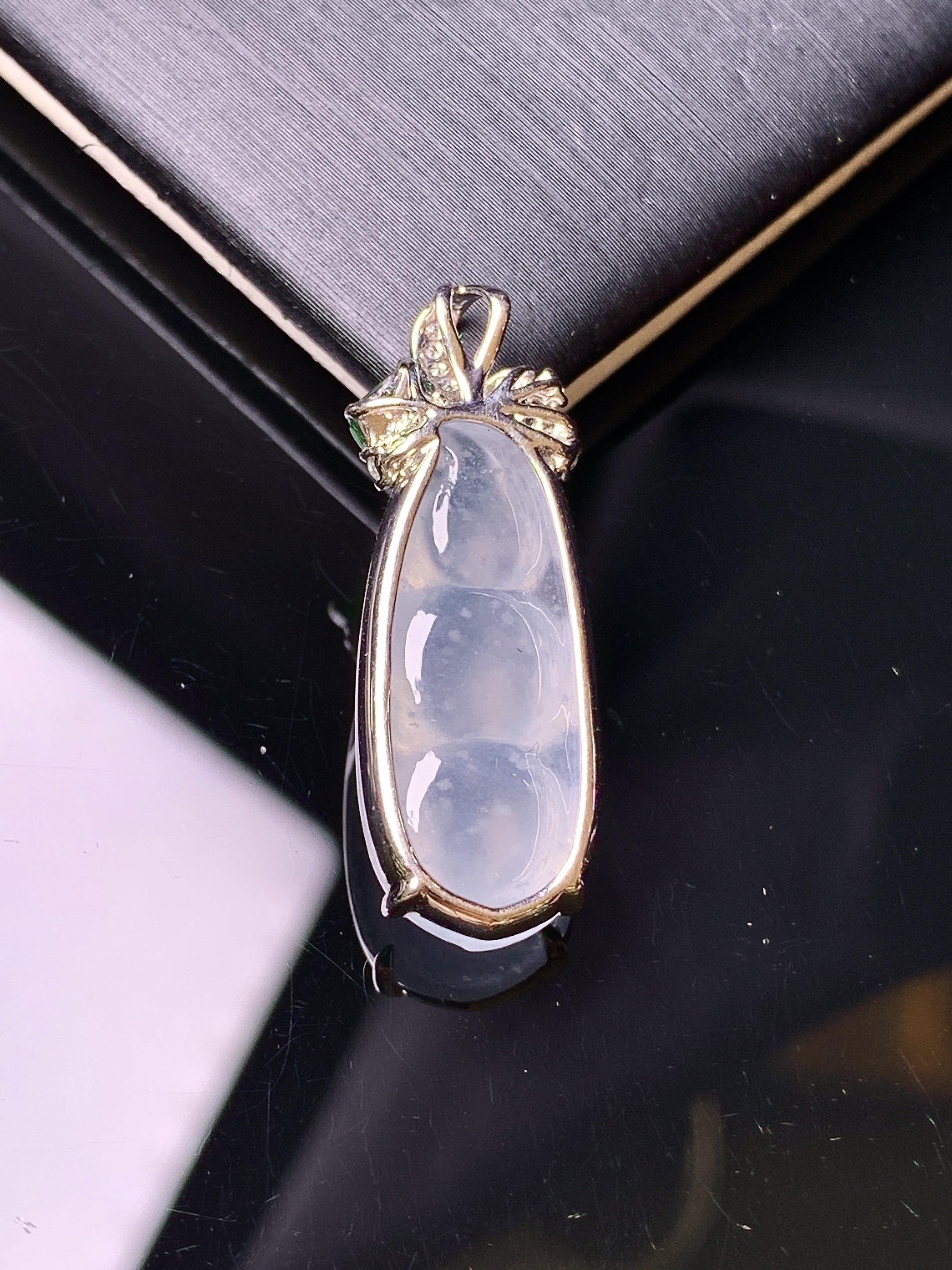 18k金钻镶嵌冰种四季豆吊坠 玉质细腻 色泽艳丽清新 水润亮眼 整体尺寸29*10.5*6.3L3