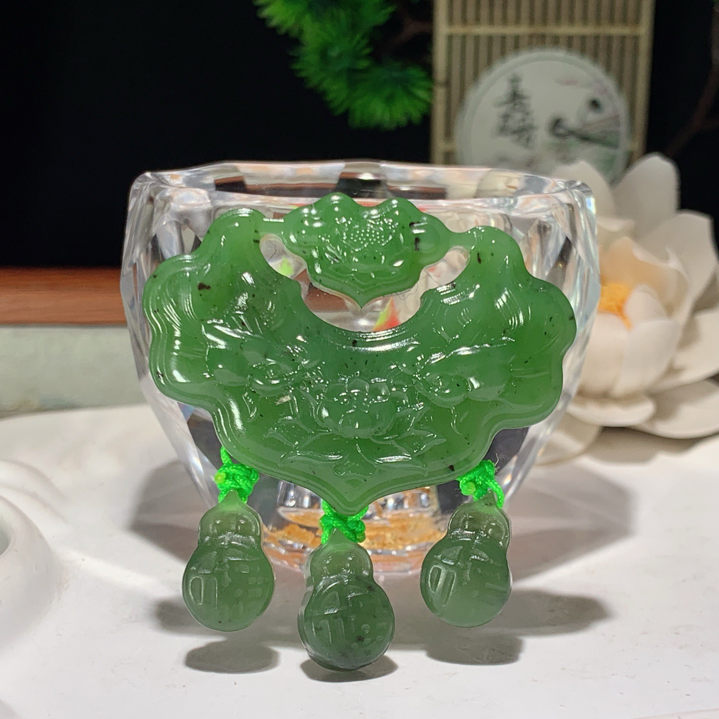 和田玉阳绿俄罗斯碧玉花开富贵如意锁挂件 尺寸35/47/10重28克。玉质细腻油润。手推出油。佩戴高端典雅。lt260318