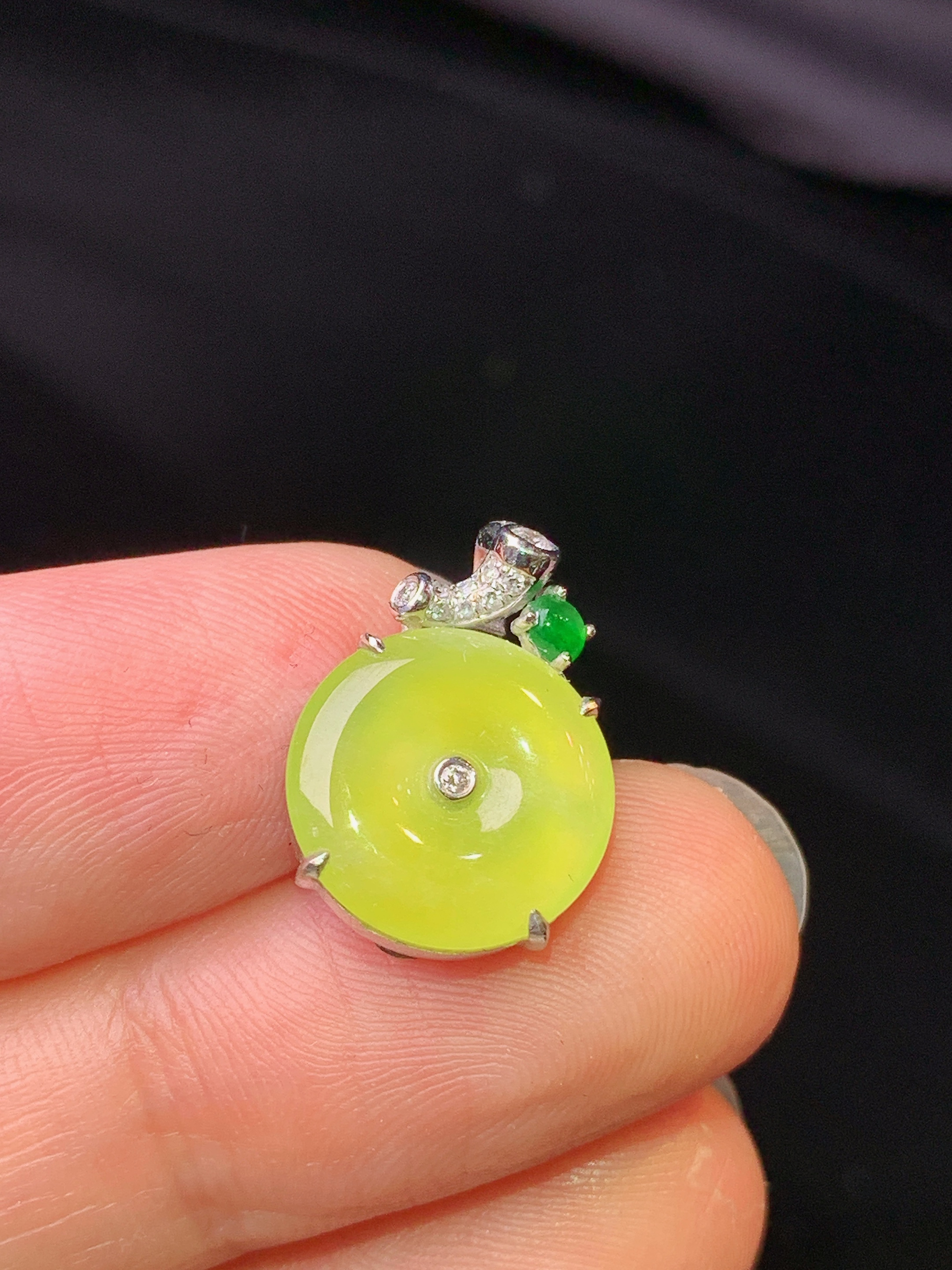 18k金钻镶嵌黄翡平安扣吊坠 玉质细腻 色泽艳丽清新 水润亮眼 整体尺寸16.5*11.6*5L3