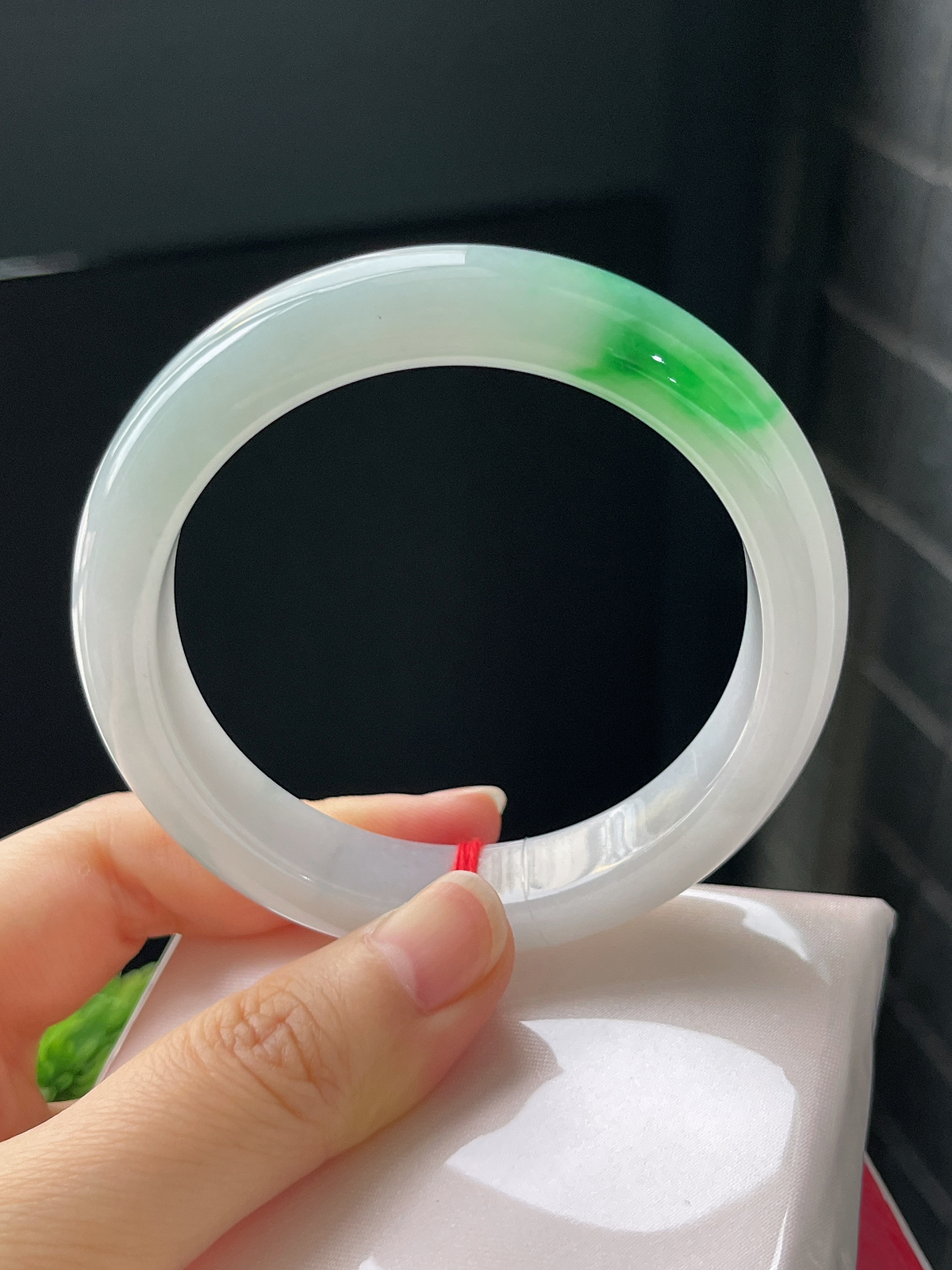 正圈55.5圈口，翡翠冰糯种飘绿手镯