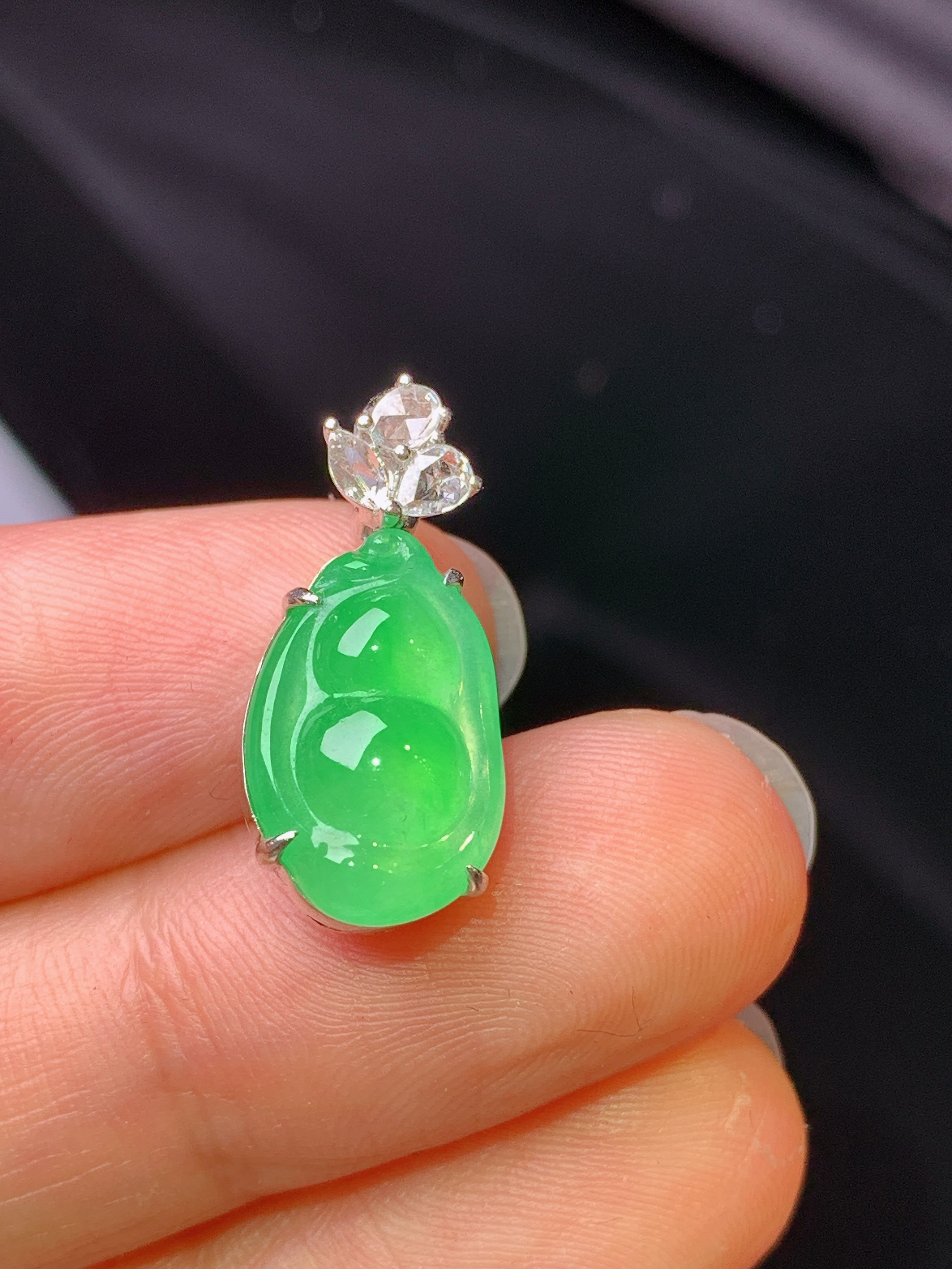 18k金钻镶嵌翠绿四季豆吊坠 玉质细腻 色泽艳丽清新 水润亮眼 整体尺寸20.2*9.2*8.2L3