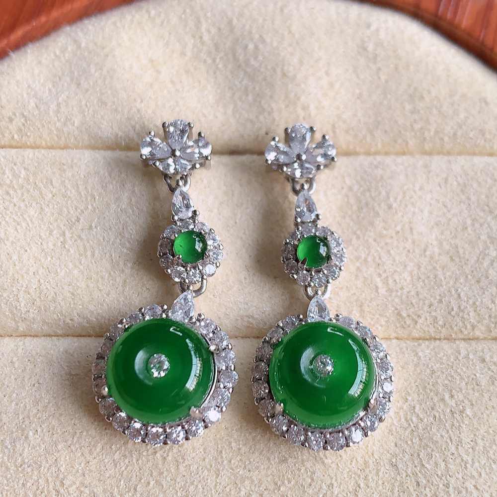 冰润满绿翡翠925银镶嵌耳钉，自然光实拍，翠色灵动，颜色漂亮，种老水足，品相佳，佩戴佳品！W481.18  取一整体尺寸：20.5-12.2-7.5mm  裸石尺寸：9mm