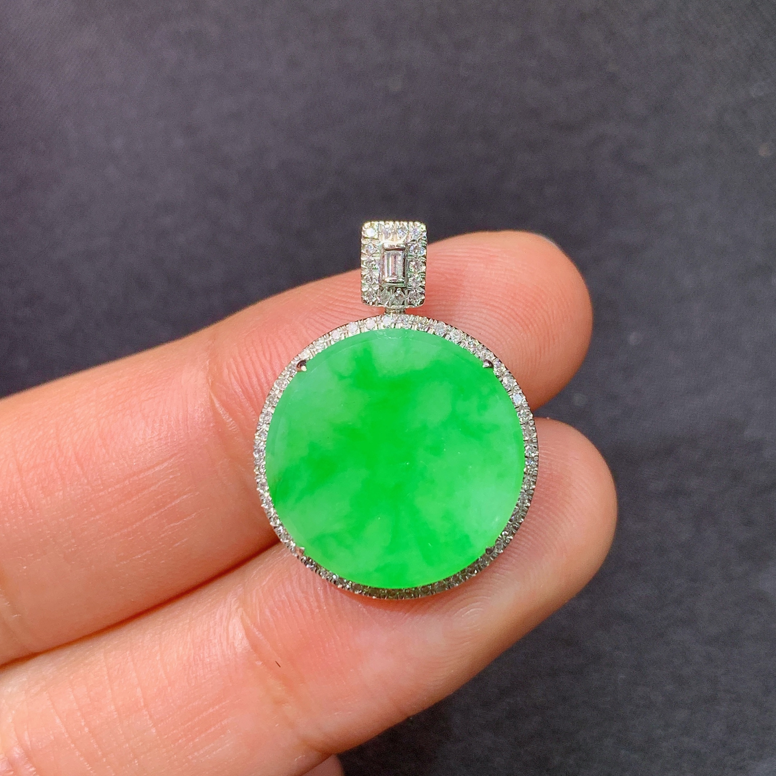 冰阳绿圆牌吊坠，18k金镶嵌，冰润色阳，玉质细腻，种水足，Gs 尺寸21.9*16.5*5.1