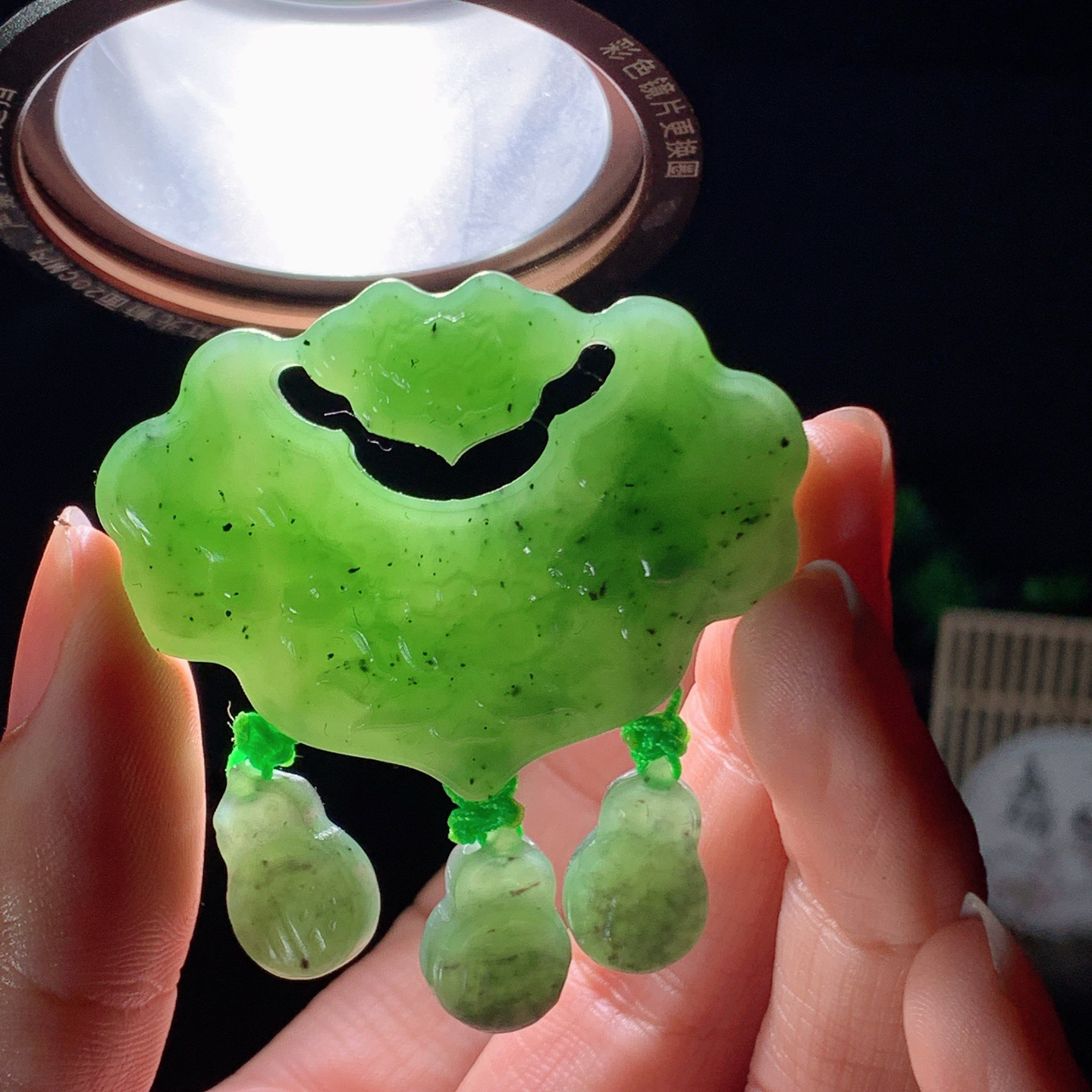 和田玉阳绿俄罗斯碧玉花开富贵如意锁挂件 尺寸35/47/10重28克。玉质细腻油润。手推出油。佩戴高端典雅。lt260318