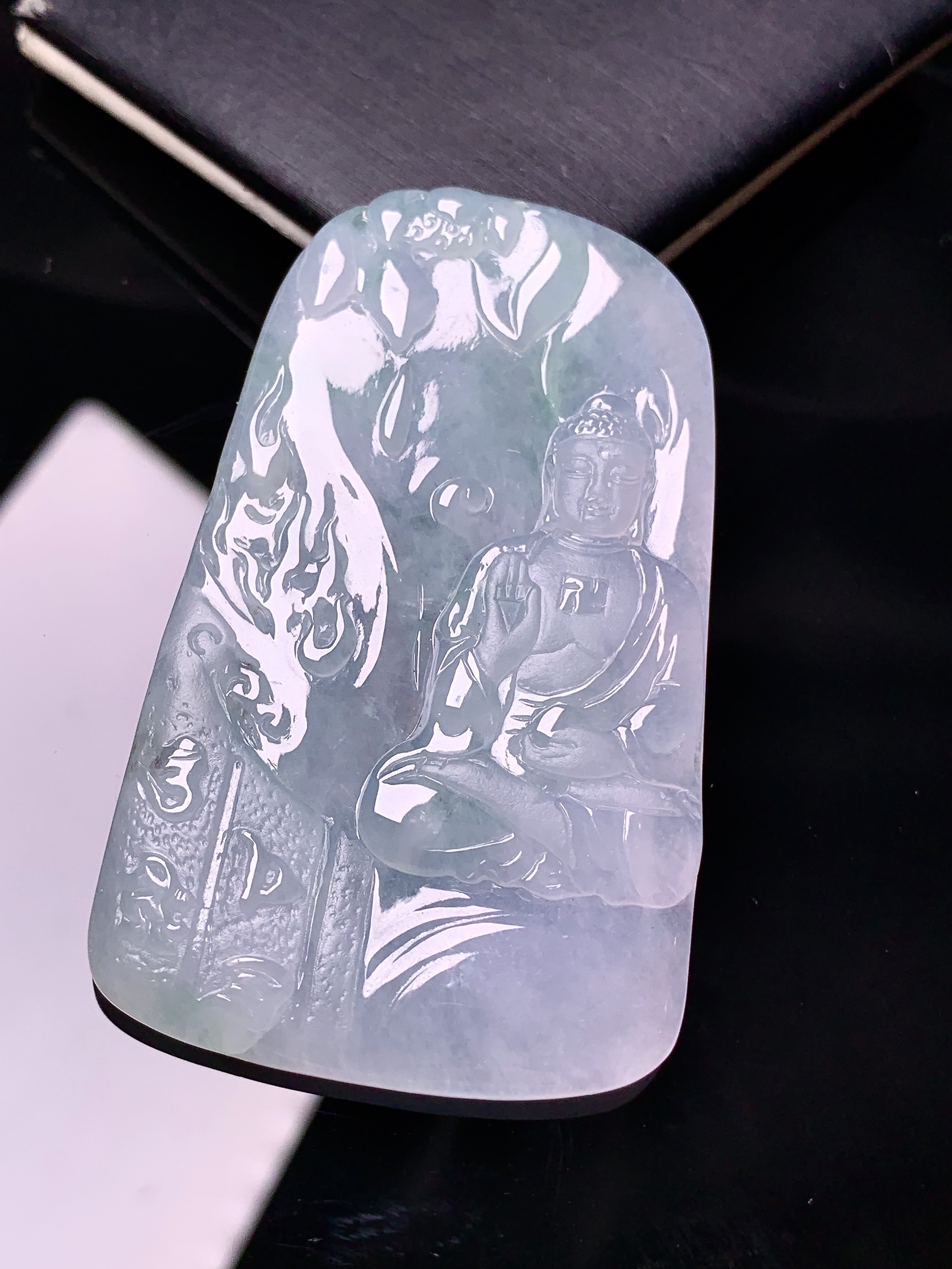 冰种大日如来吊坠 玉质细腻 色泽艳丽清新 水润亮眼 整体尺寸59.2*35.7*4.6d1