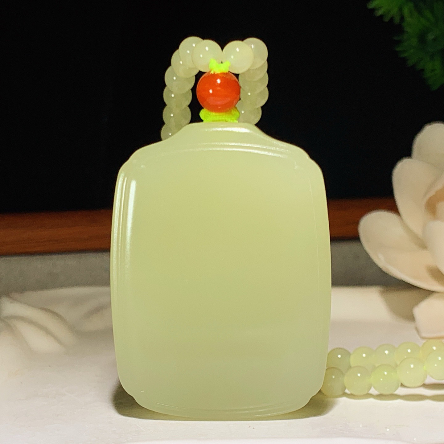 新疆若羌黄口料平安无事牌挂件。尺寸48/35/13重77.5克 玉质细腻油润 底色纯净 脂粉好，品质好。lt260318