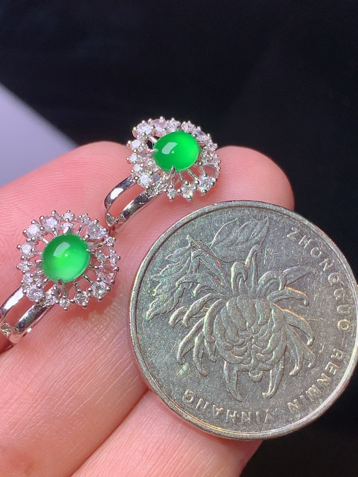 18k金钻镶嵌翠绿蛋面耳钉 玉质细腻 色泽艳丽清新 整体尺寸10.6*4.5